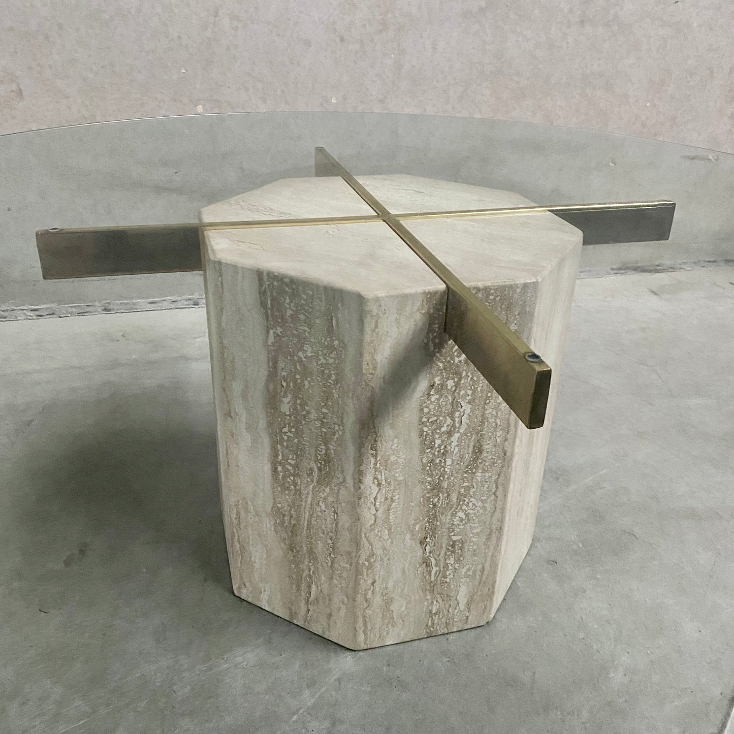 ITALIAN DESIGN TRAVERTINE COFFEE TABLE WITH GLASS TOP & BRASS ARTEDI, ITALY 1970S