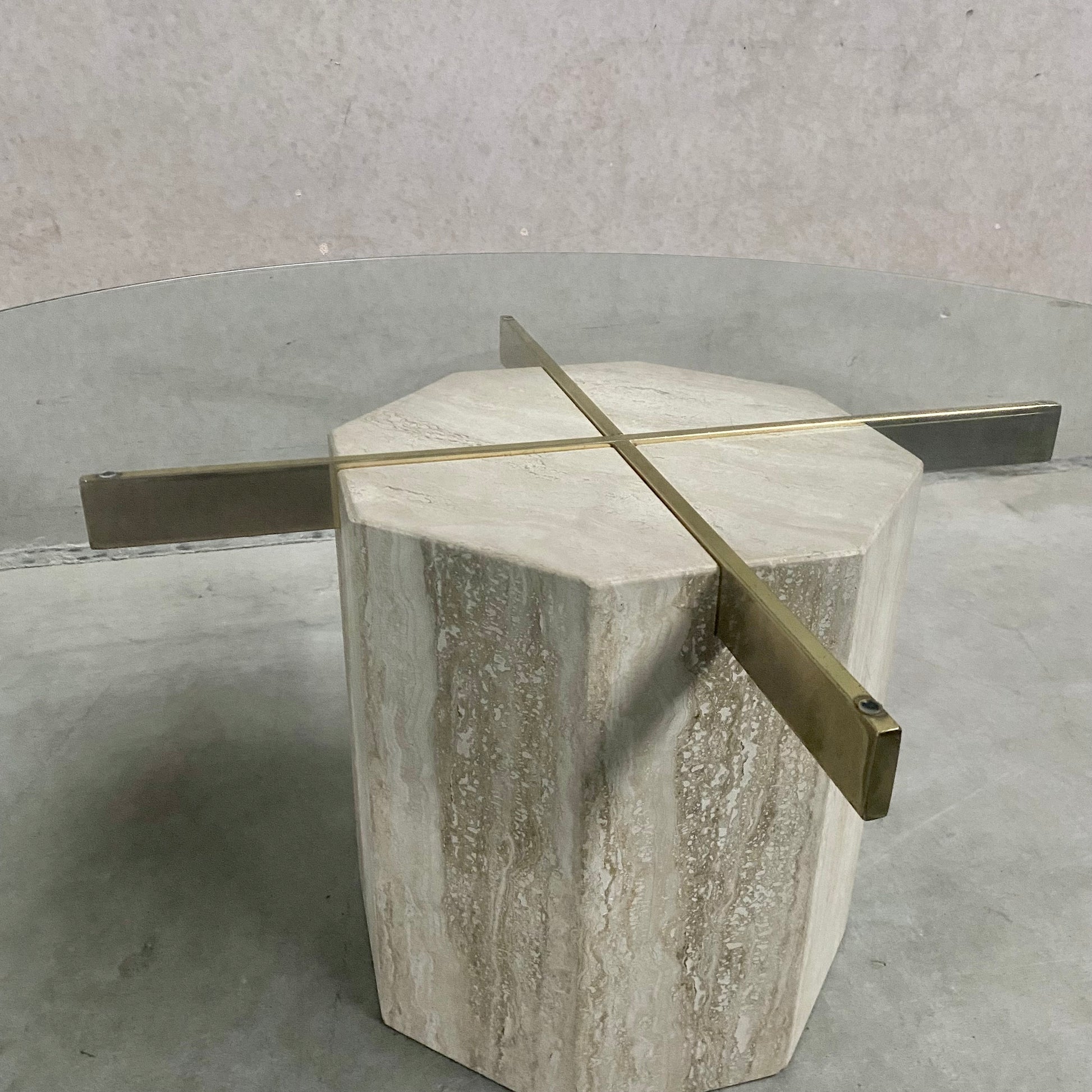 ITALIAN DESIGN TRAVERTINE COFFEE TABLE WITH GLASS TOP & BRASS ARTEDI, ITALY 1970S