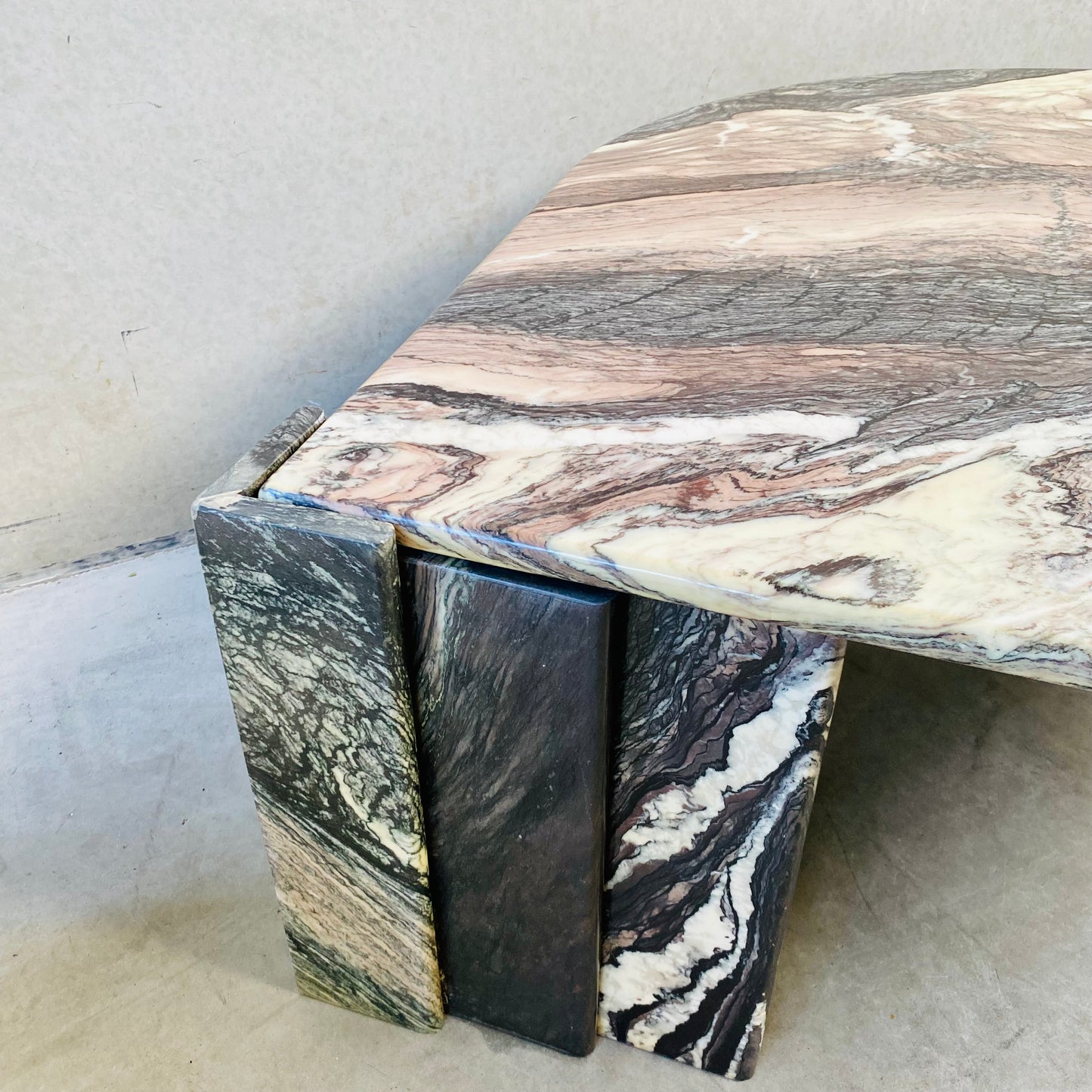 LARGE EYE SHAPED SICILIAN MARBLE COFFEE TABLE FOR ROCHE BOBOIS, ITALY 1970S