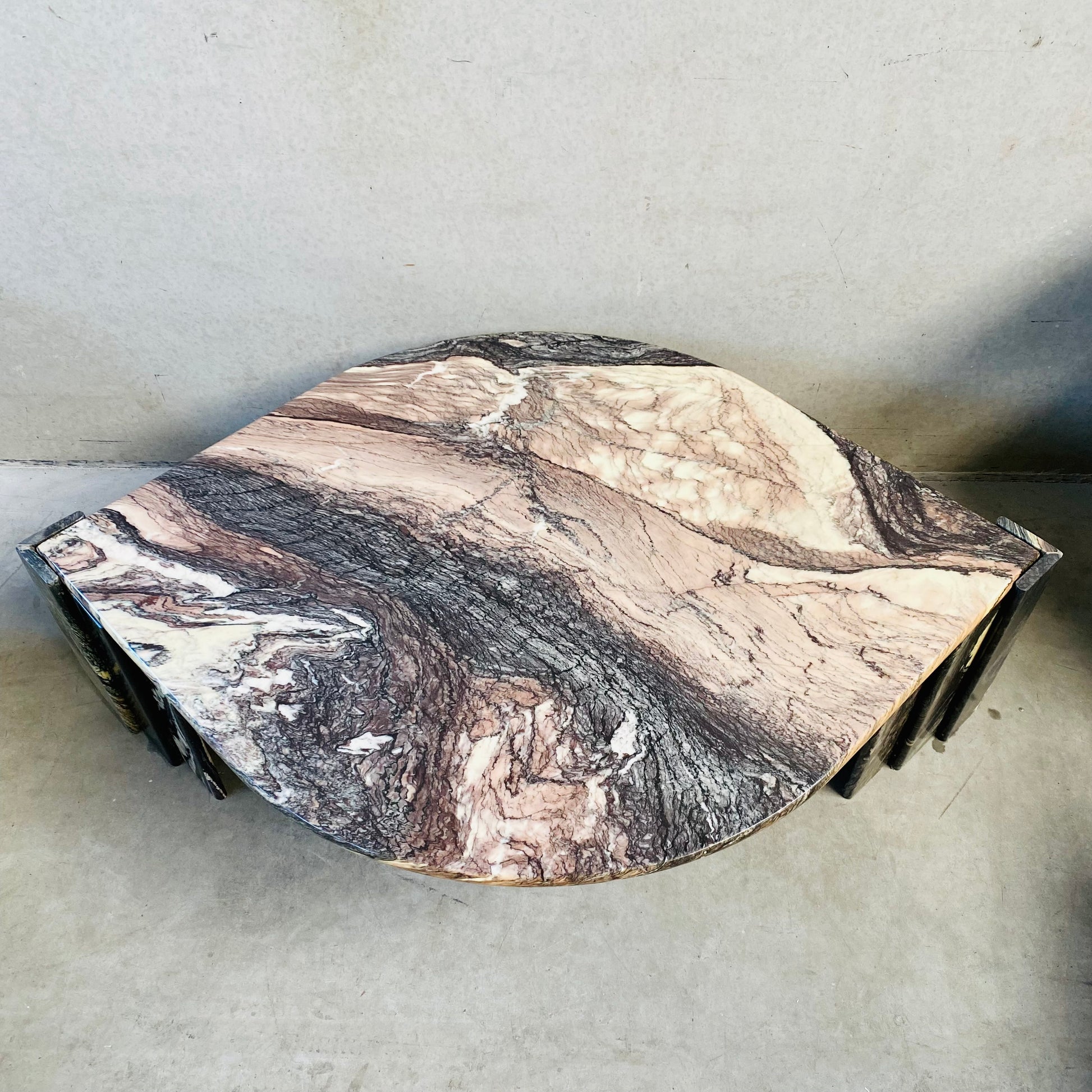 LARGE EYE SHAPED SICILIAN MARBLE COFFEE TABLE FOR ROCHE BOBOIS, ITALY 1970S