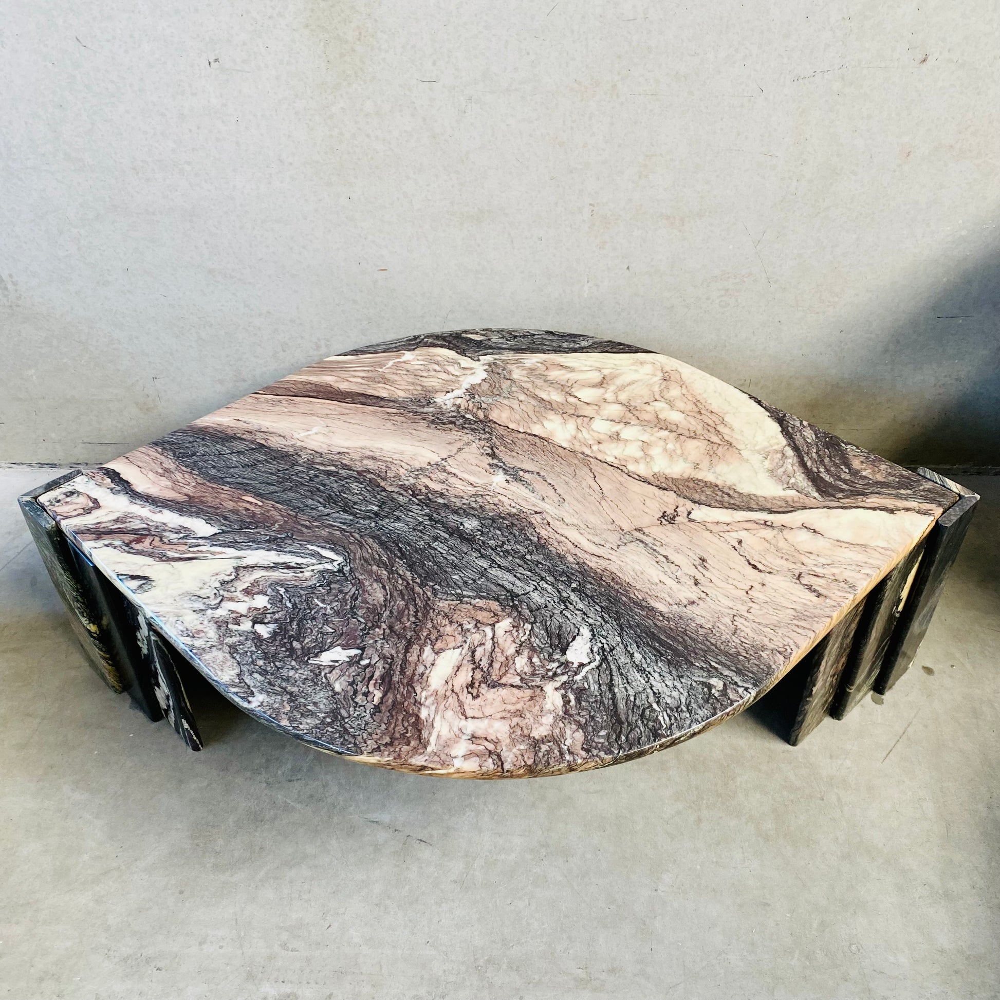 LARGE EYE SHAPED SICILIAN MARBLE COFFEE TABLE FOR ROCHE BOBOIS, ITALY 1970S