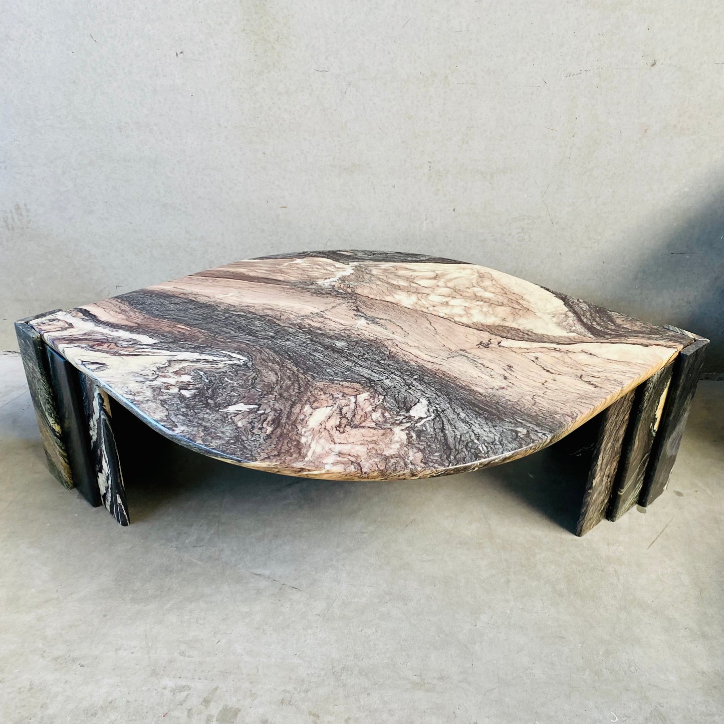 LARGE EYE SHAPED SICILIAN MARBLE COFFEE TABLE FOR ROCHE BOBOIS, ITALY 1970S
