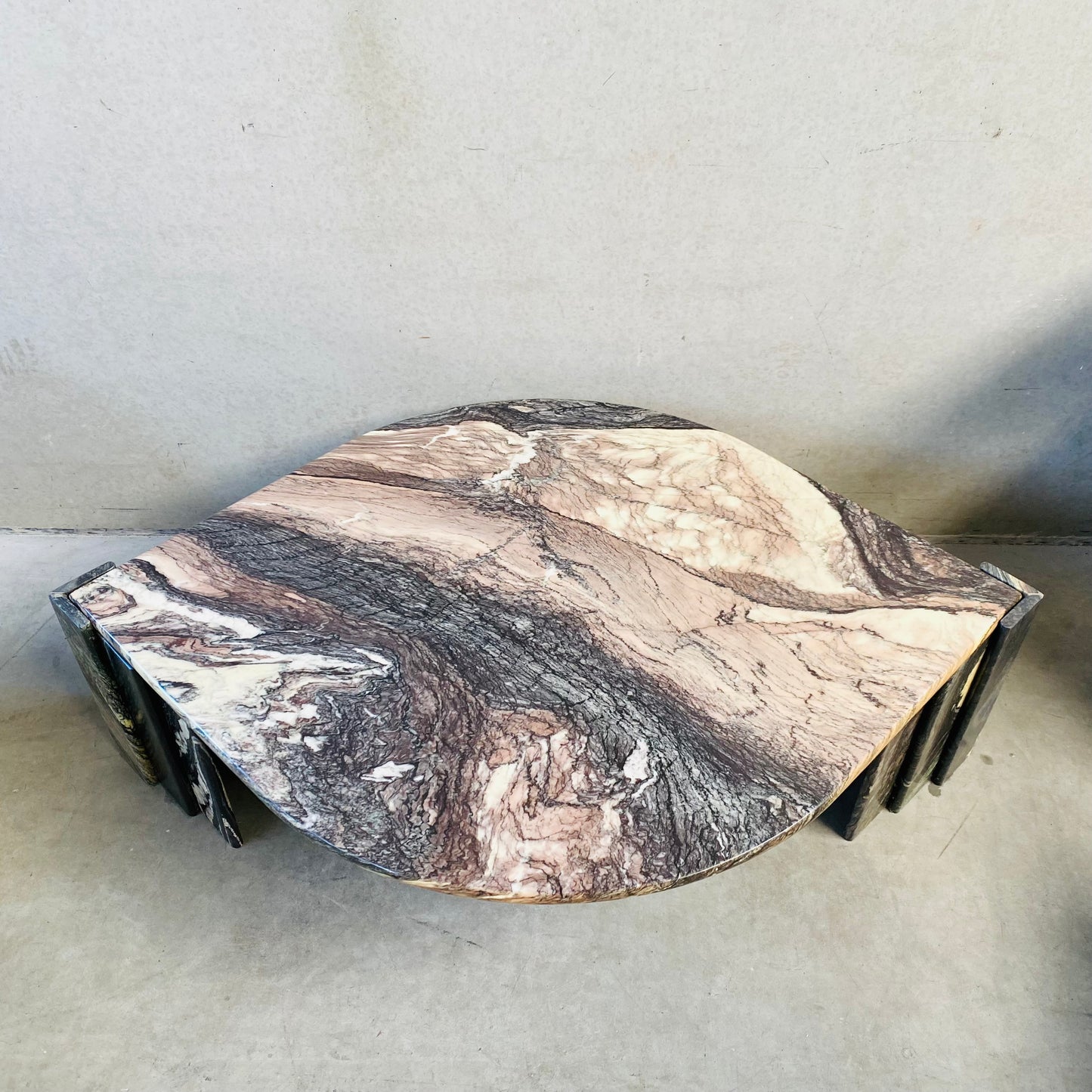 LARGE EYE SHAPED SICILIAN MARBLE COFFEE TABLE FOR ROCHE BOBOIS, ITALY 1970S