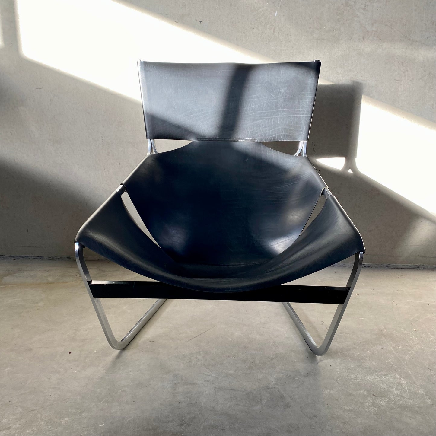 BLACK LEATHER LOUNGE CHAIR "F444" BY PIERRE PAULIN FOR ARTIFORT, NETHERLANDS 1963