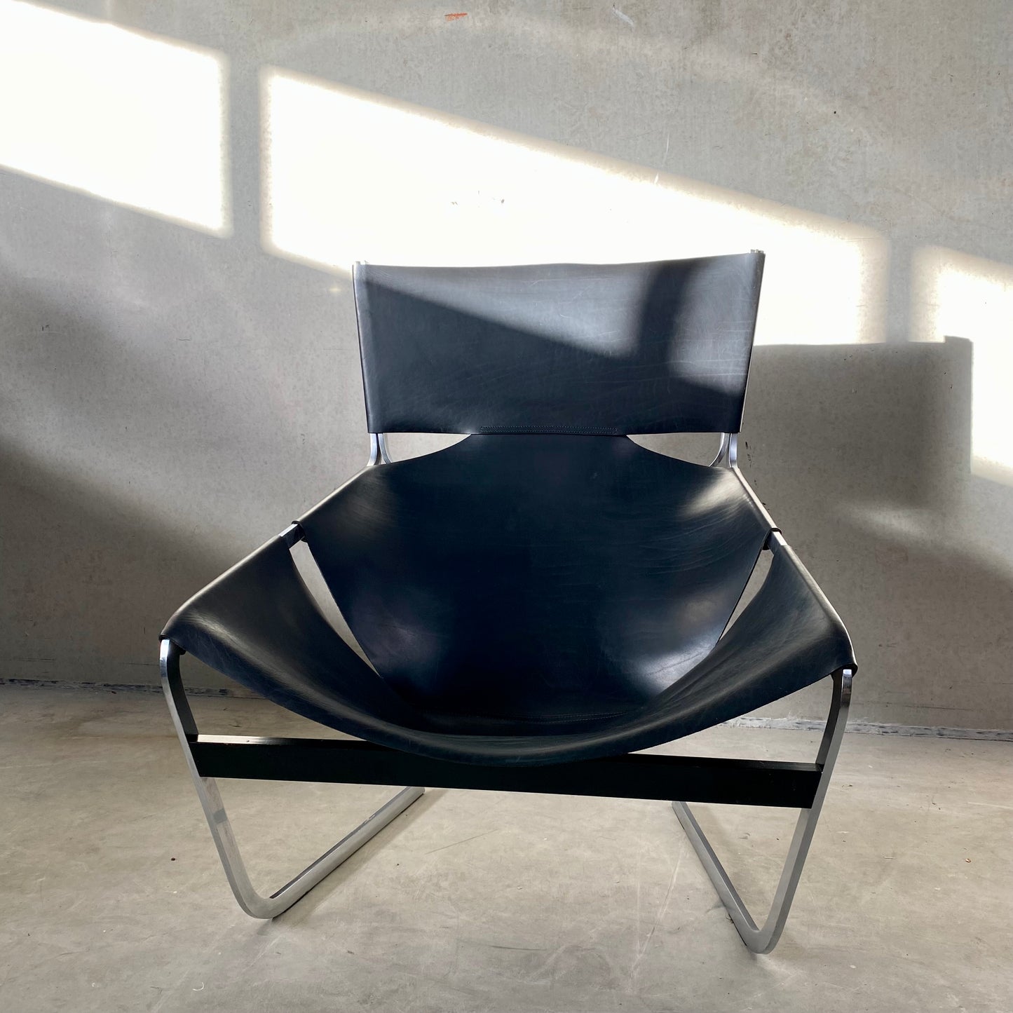 BLACK LEATHER LOUNGE CHAIR "F444" BY PIERRE PAULIN FOR ARTIFORT, NETHERLANDS 1963