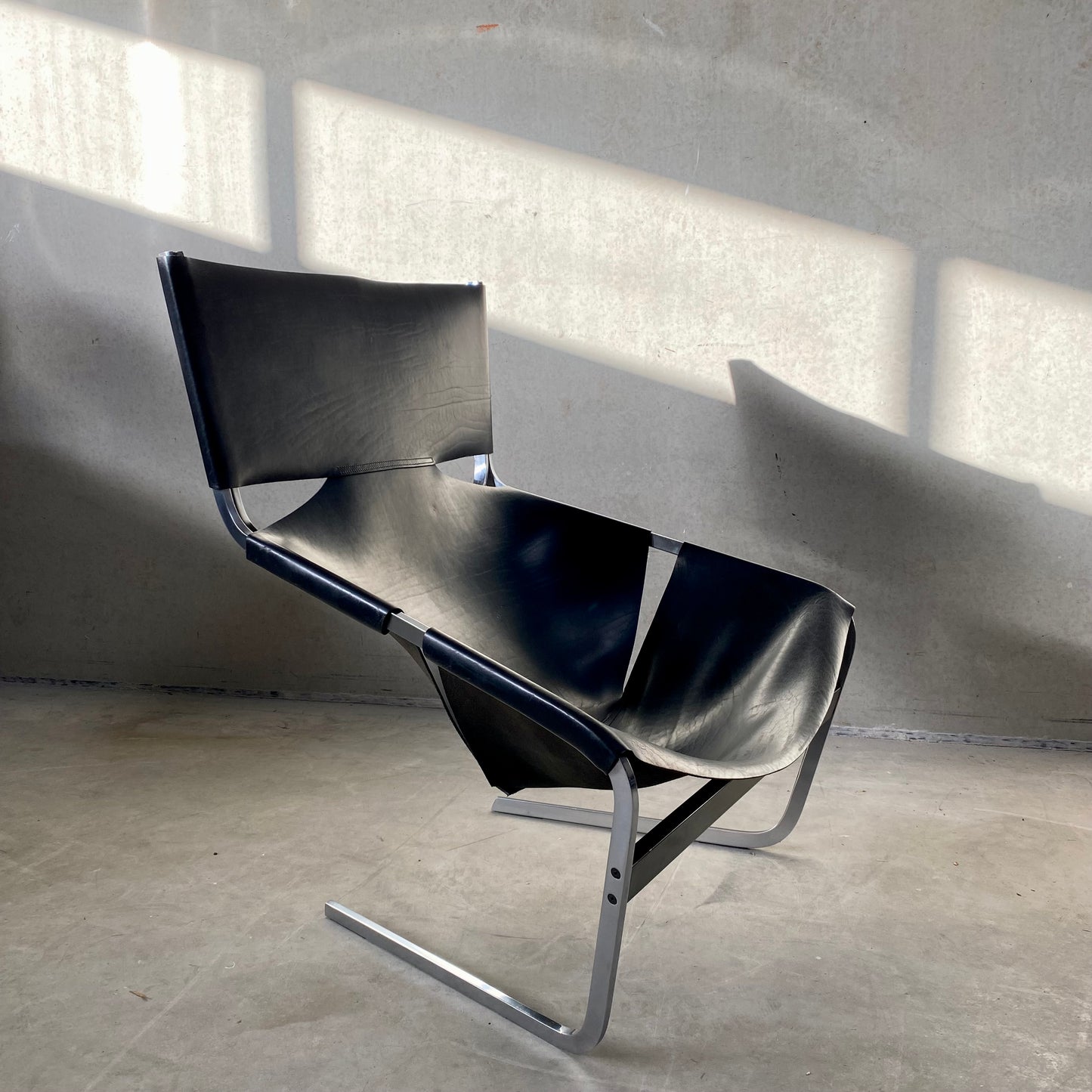BLACK LEATHER LOUNGE CHAIR "F444" BY PIERRE PAULIN FOR ARTIFORT, NETHERLANDS 1963