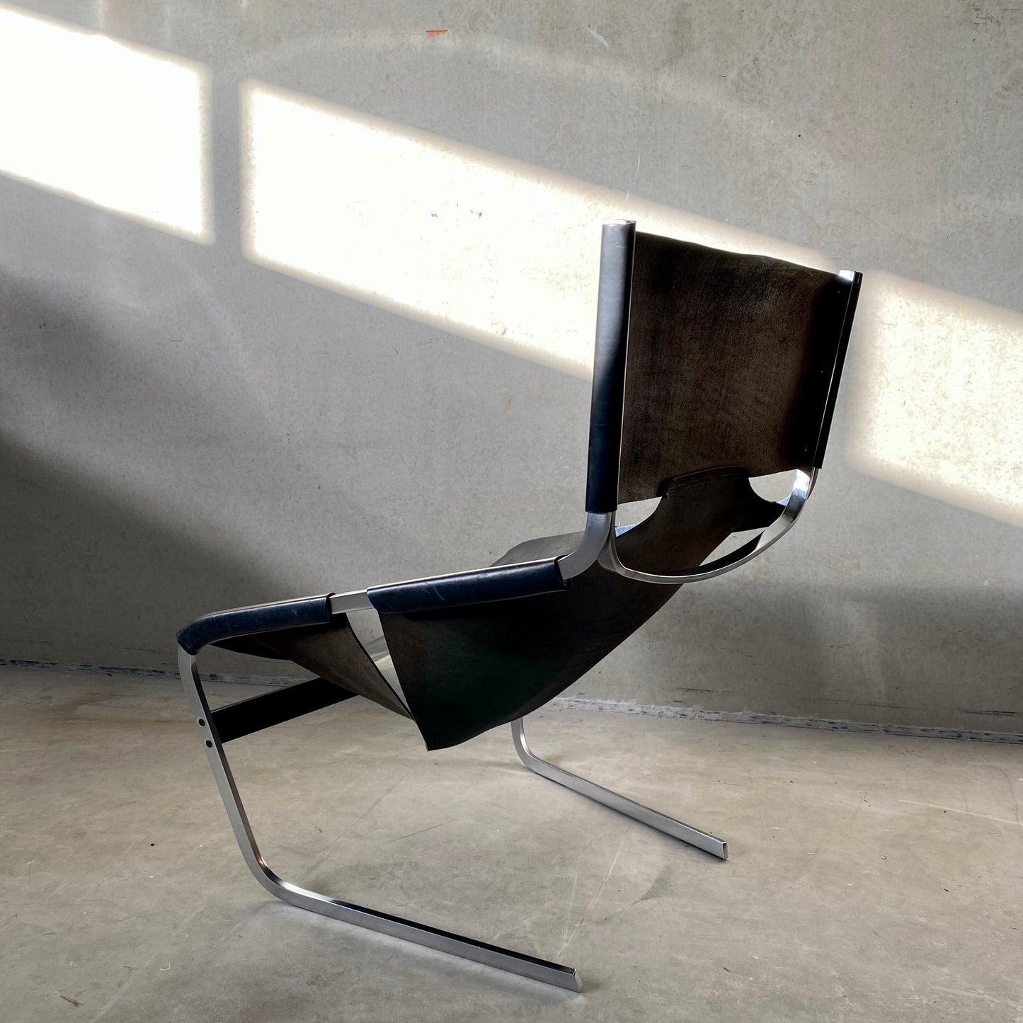BLACK LEATHER LOUNGE CHAIR "F444" BY PIERRE PAULIN FOR ARTIFORT, NETHERLANDS 1963