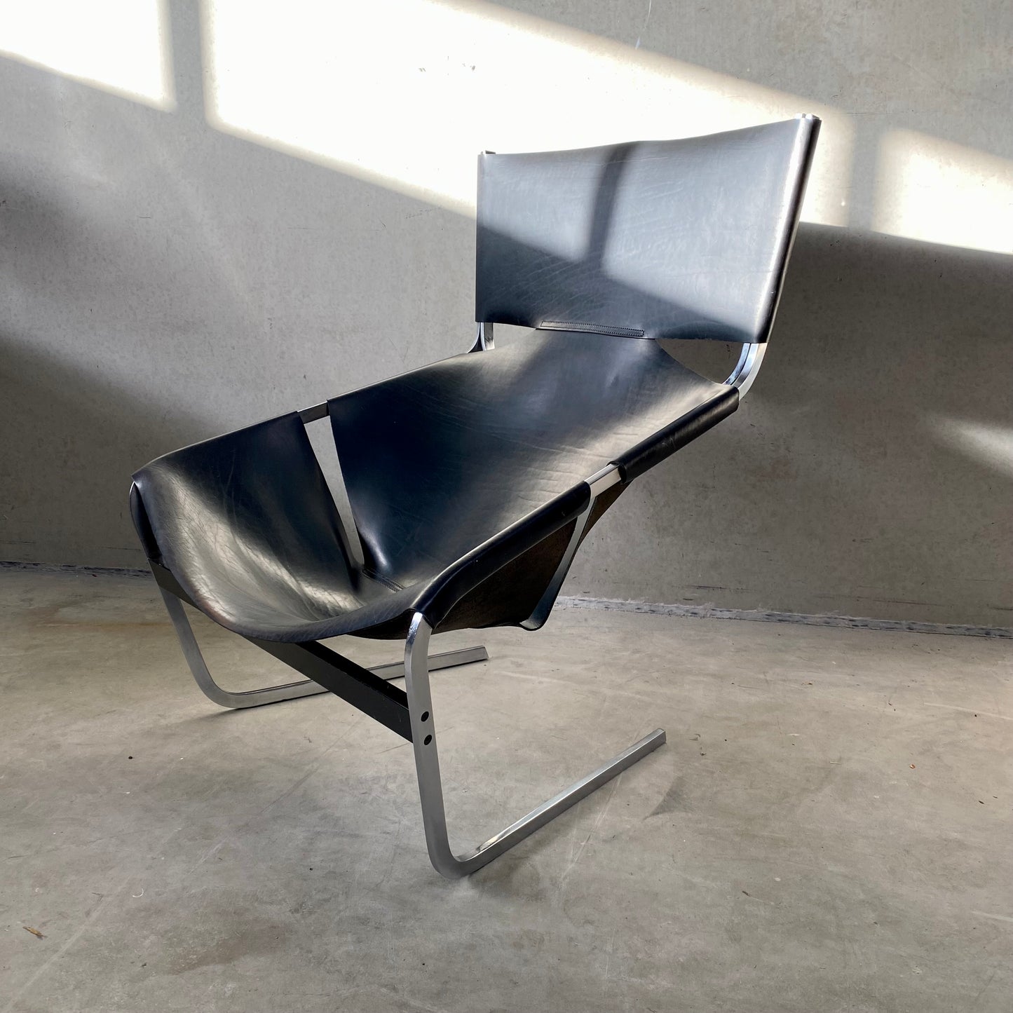 BLACK LEATHER LOUNGE CHAIR "F444" BY PIERRE PAULIN FOR ARTIFORT, NETHERLANDS 1963