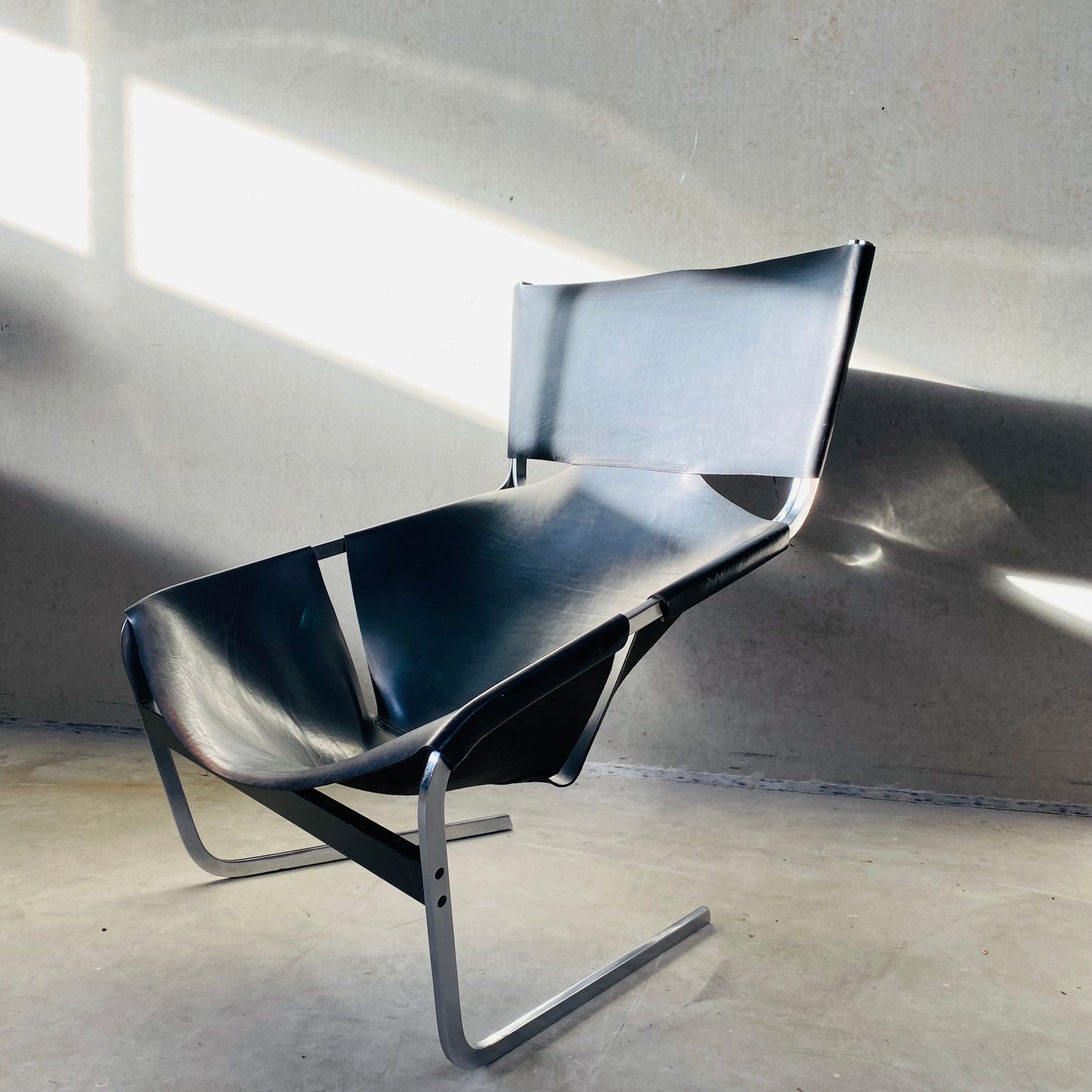 BLACK LEATHER LOUNGE CHAIR "F444" BY PIERRE PAULIN FOR ARTIFORT, NETHERLANDS 1963