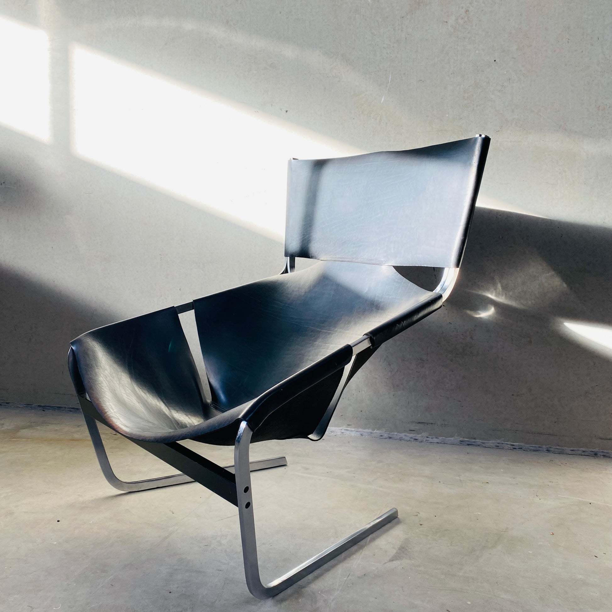BLACK LEATHER LOUNGE CHAIR "F444" BY PIERRE PAULIN FOR ARTIFORT, NETHERLANDS 1963