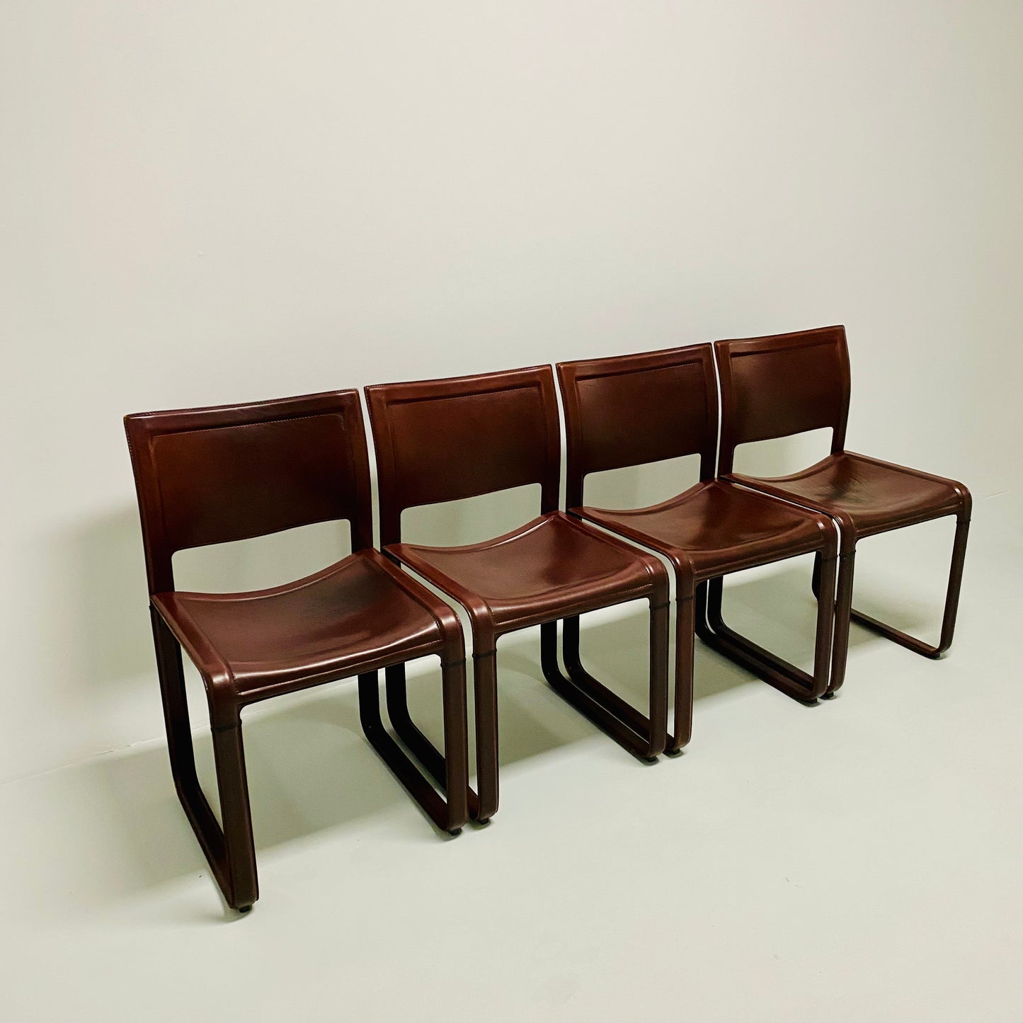 Set aus 4 burgunderfarbenen Sistina Strap Chairs aus Leder von Tito Agnoli für Matteo Grassi, Italien 1980