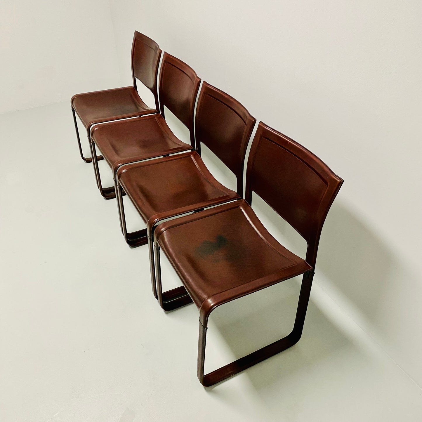 Set aus 4 burgunderfarbenen Sistina Strap Chairs aus Leder von Tito Agnoli für Matteo Grassi, Italien 1980