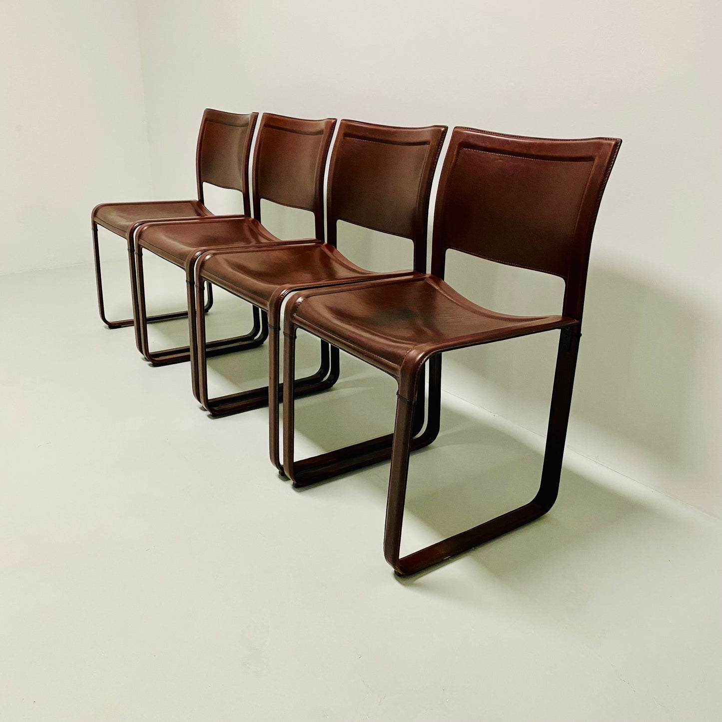 Set aus 4 burgunderfarbenen Sistina Strap Chairs aus Leder von Tito Agnoli für Matteo Grassi, Italien 1980