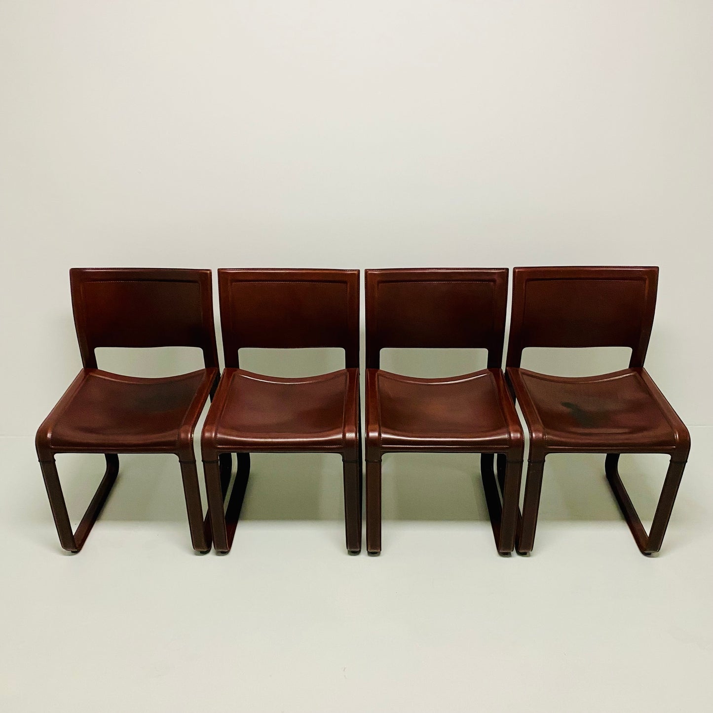 Set aus 4 burgunderfarbenen Sistina Strap Chairs aus Leder von Tito Agnoli für Matteo Grassi, Italien 1980