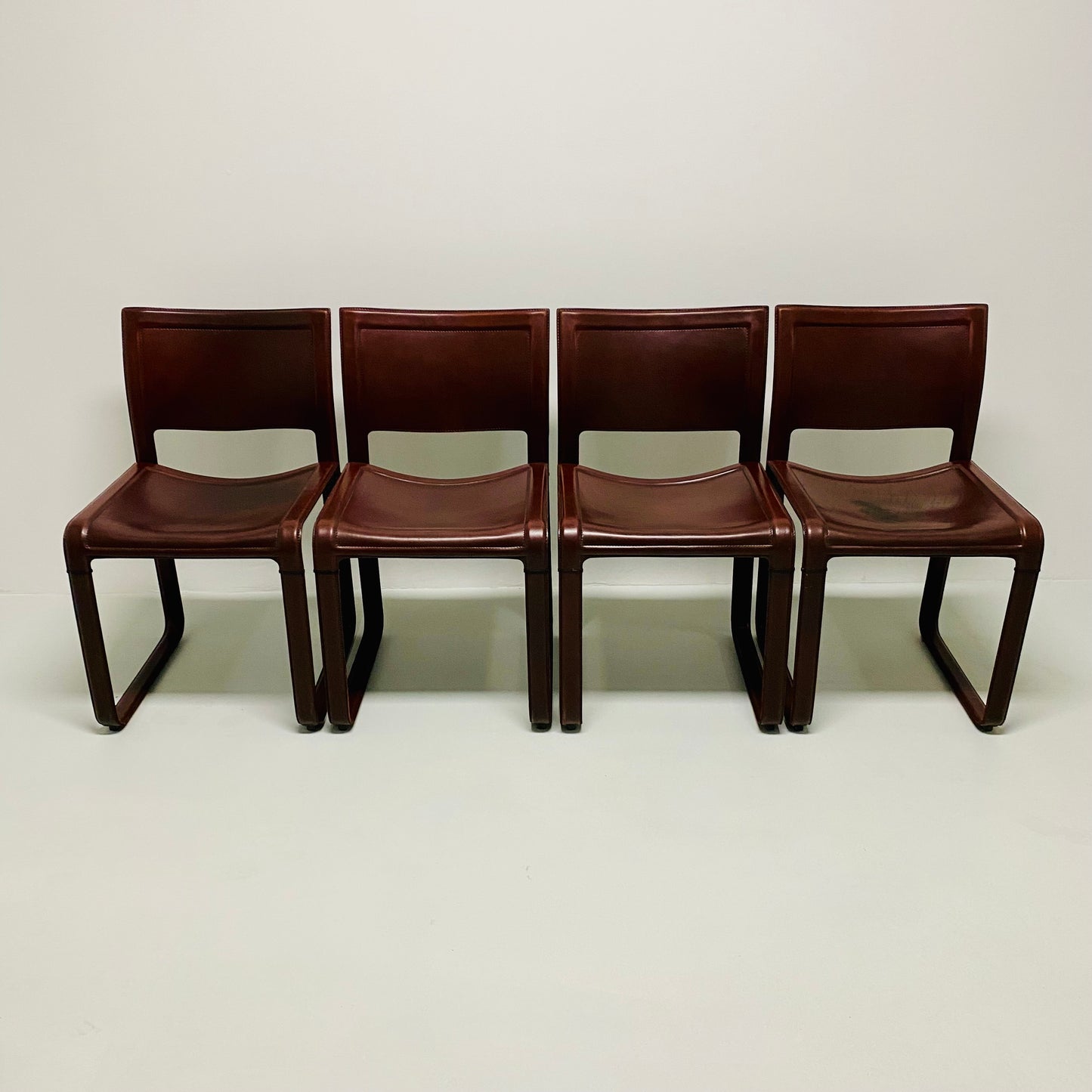 Set aus 4 burgunderfarbenen Sistina Strap Chairs aus Leder von Tito Agnoli für Matteo Grassi, Italien 1980