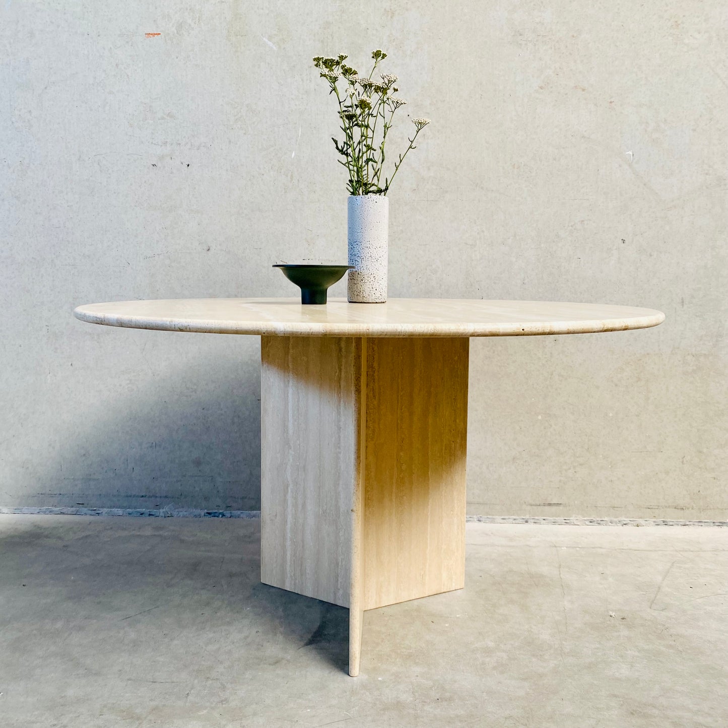 Runder Esstisch aus Travertin im italienischen Mid-Century-Design, Italien, 1970