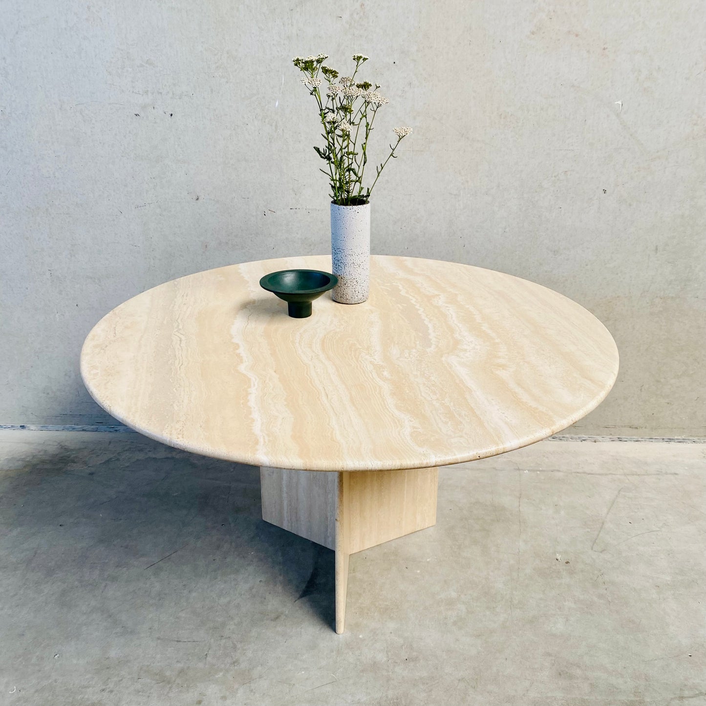 Runder Esstisch aus Travertin im italienischen Mid-Century-Design, Italien, 1970