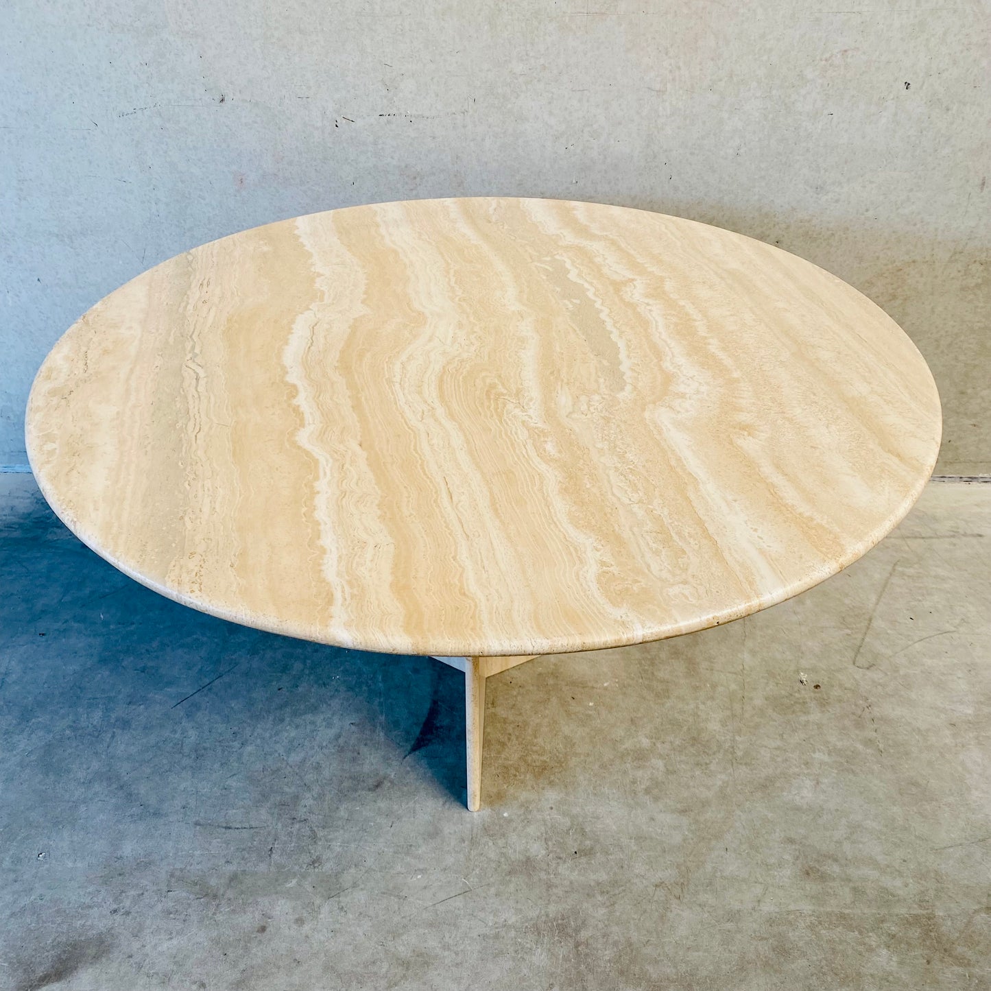 Runder Esstisch aus Travertin im italienischen Mid-Century-Design, Italien, 1970