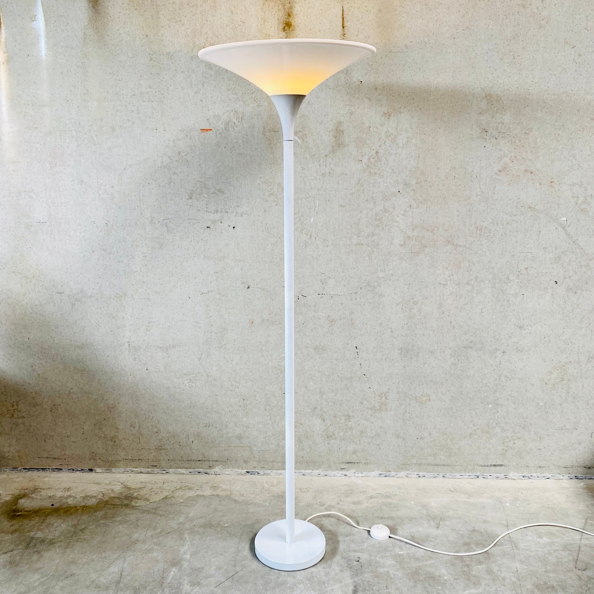 MID-CENTURY FLOOR LAMP WITH METAL BASE AND WHITE ACRYLIC TULIP TOP, 1970S