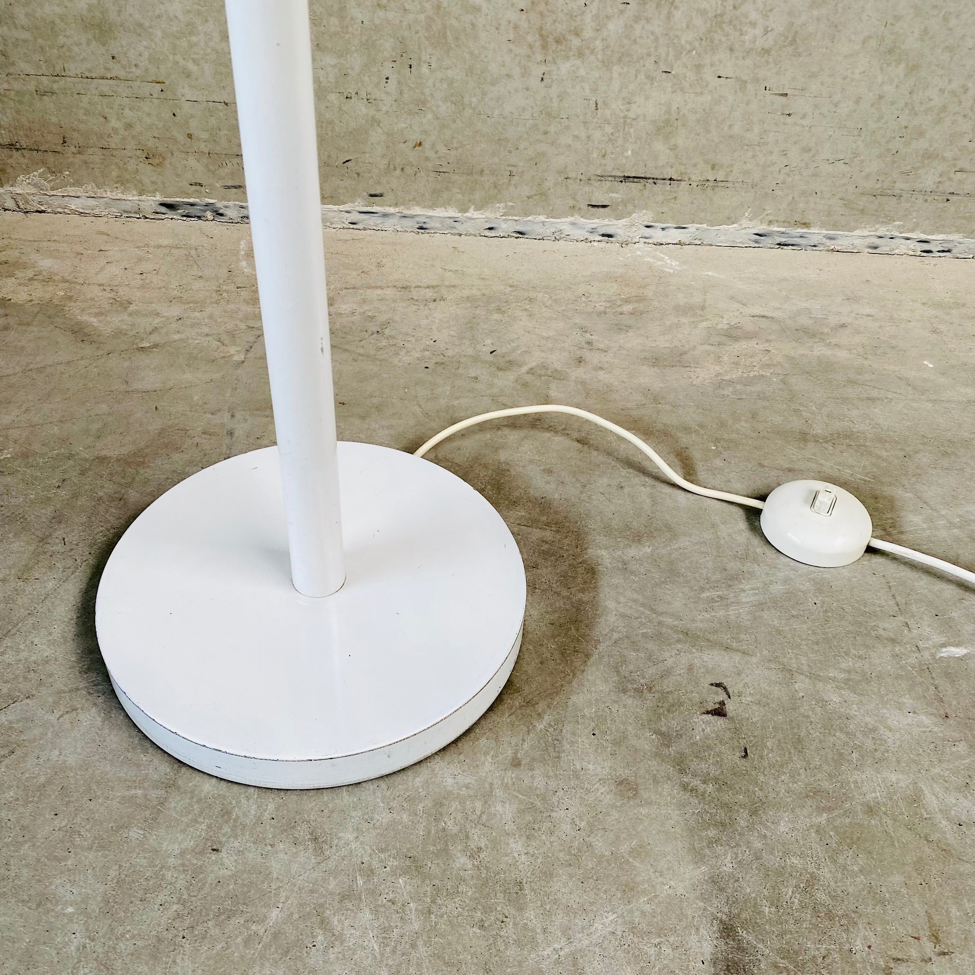 MID-CENTURY FLOOR LAMP WITH METAL BASE AND WHITE ACRYLIC TULIP TOP, 1970S