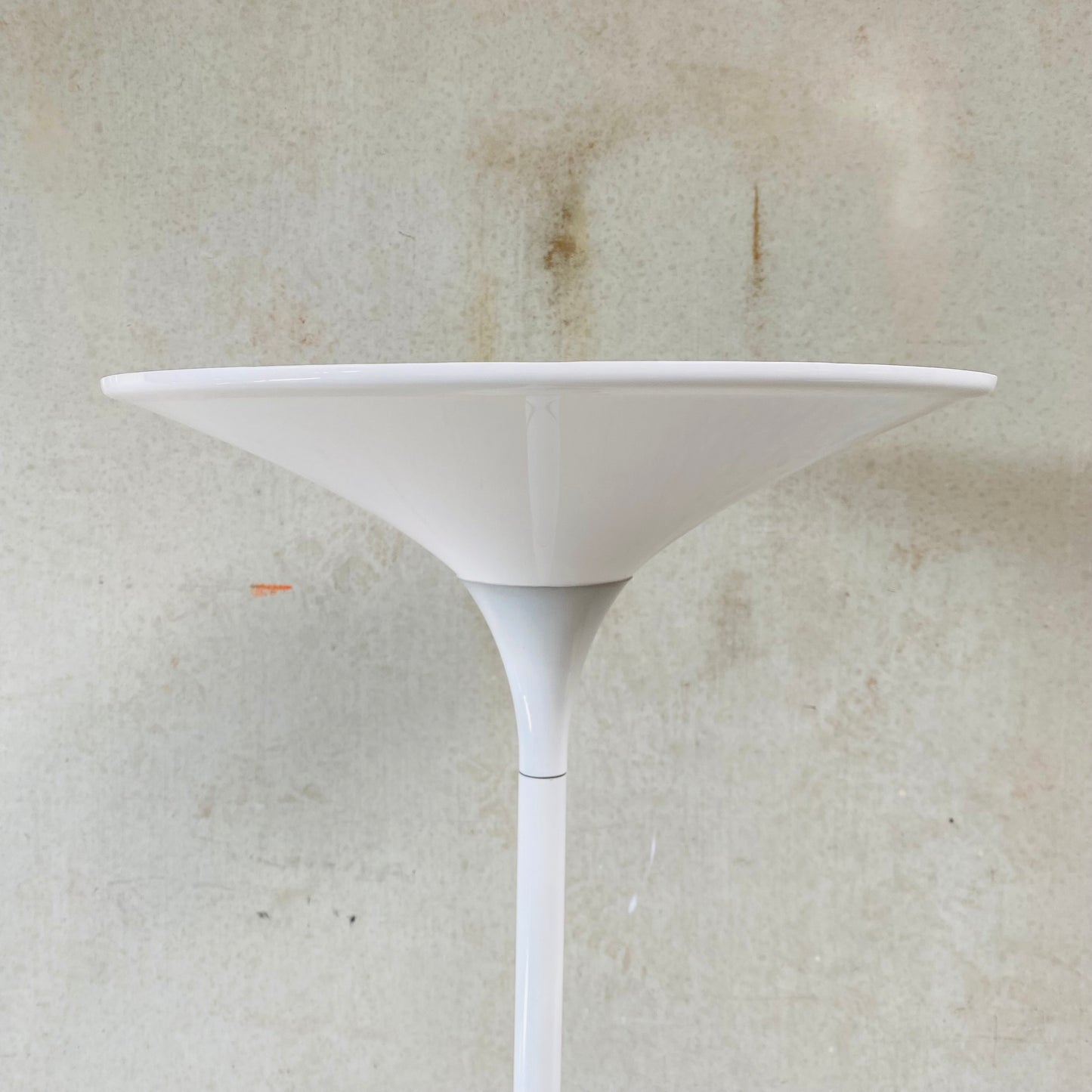 MID-CENTURY FLOOR LAMP WITH METAL BASE AND WHITE ACRYLIC TULIP TOP, 1970S