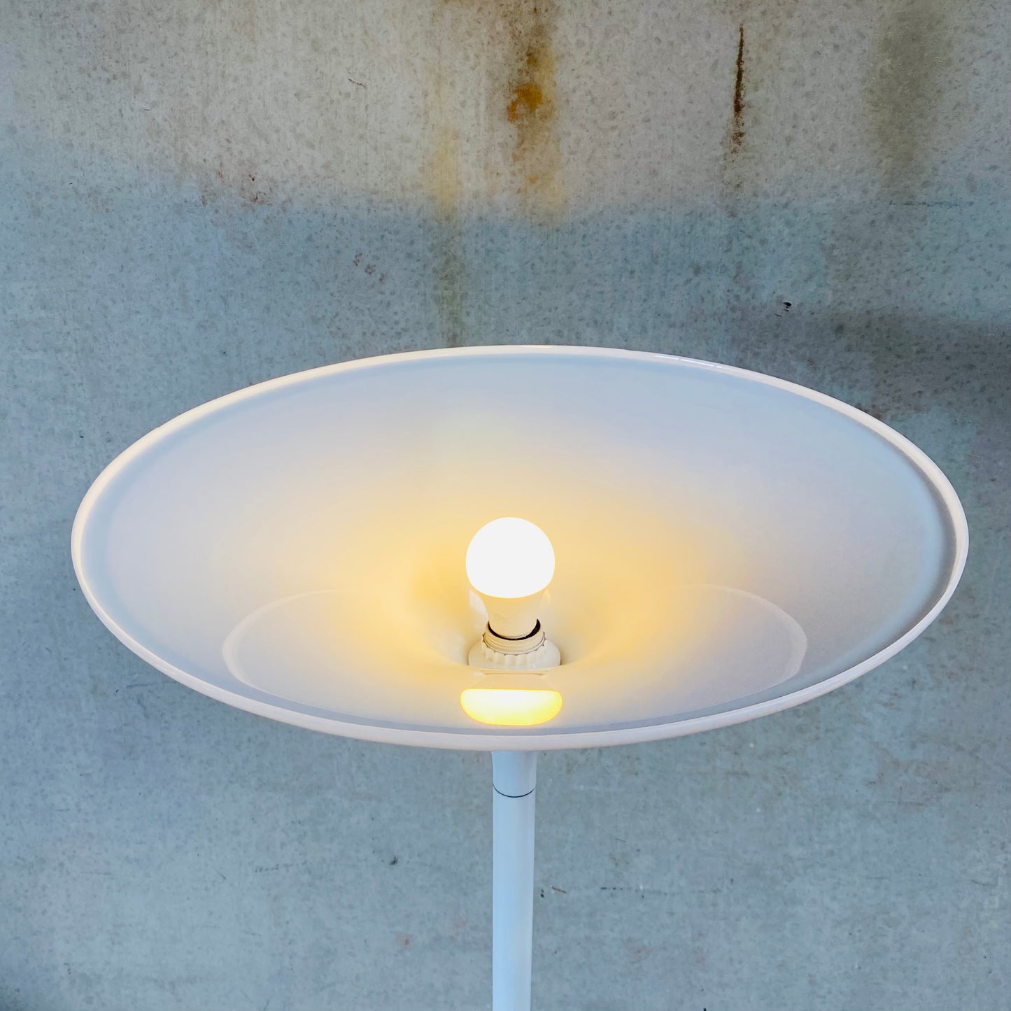 MID-CENTURY FLOOR LAMP WITH METAL BASE AND WHITE ACRYLIC TULIP TOP, 1970S