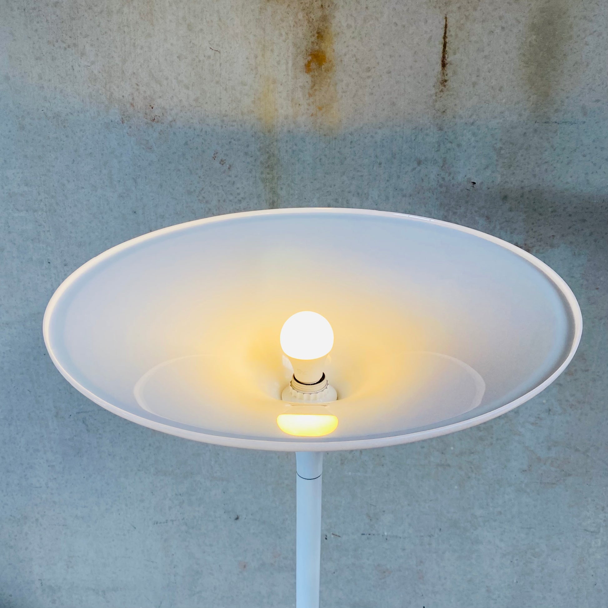 MID-CENTURY FLOOR LAMP WITH METAL BASE AND WHITE ACRYLIC TULIP TOP, 1970S