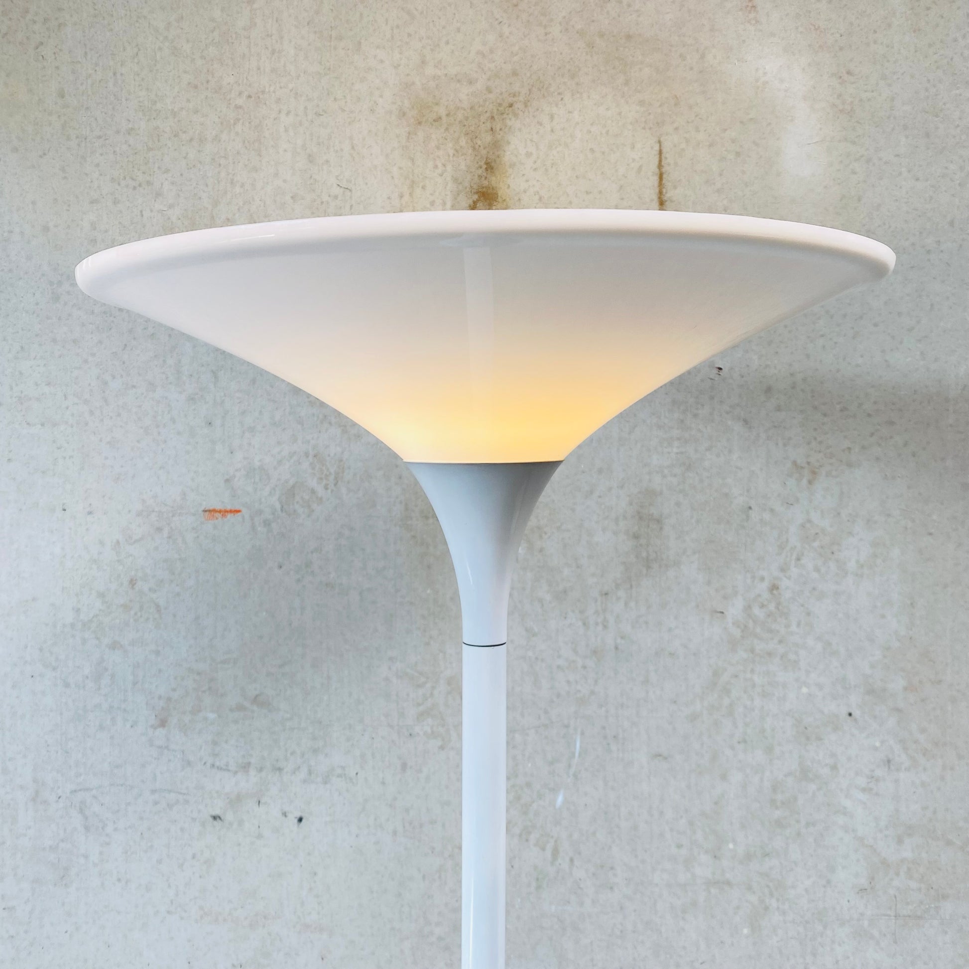 MID-CENTURY FLOOR LAMP WITH METAL BASE AND WHITE ACRYLIC TULIP TOP, 1970S