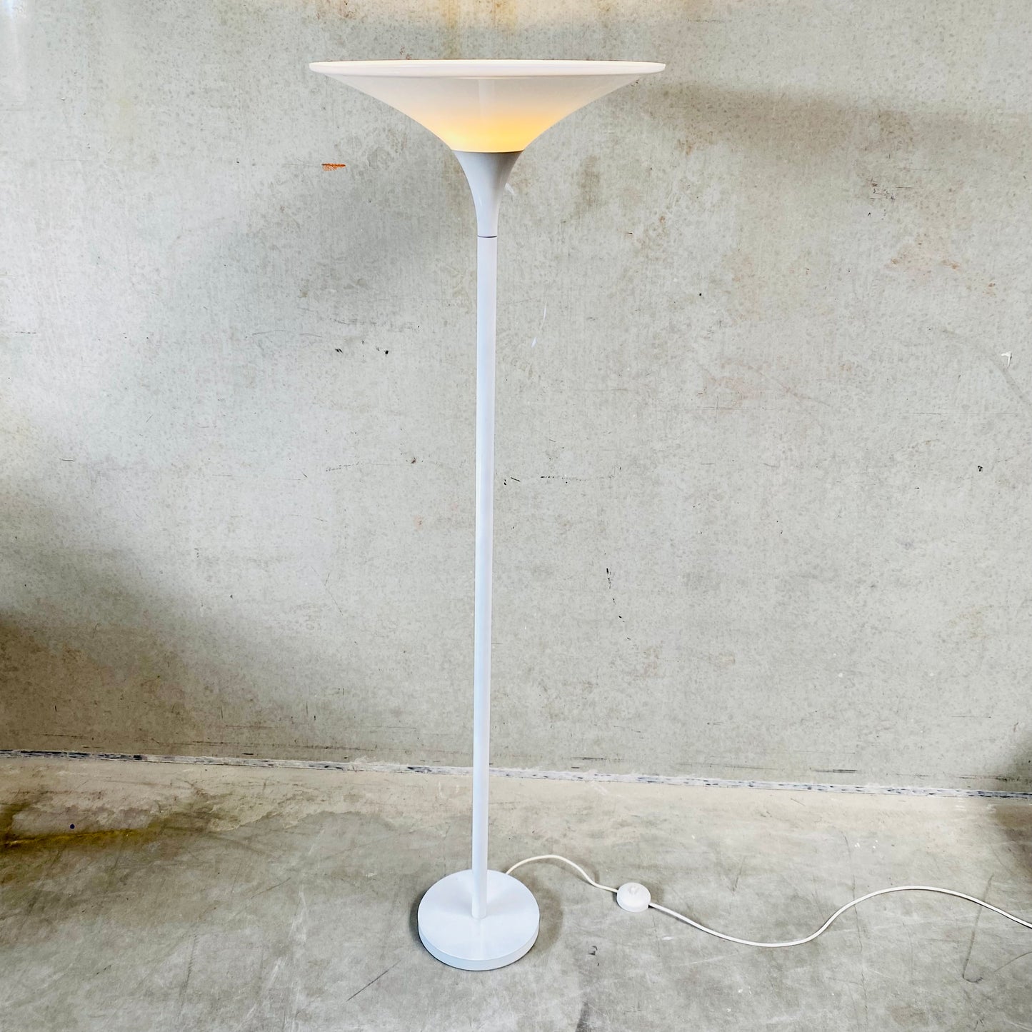 MID-CENTURY FLOOR LAMP WITH METAL BASE AND WHITE ACRYLIC TULIP TOP, 1970S
