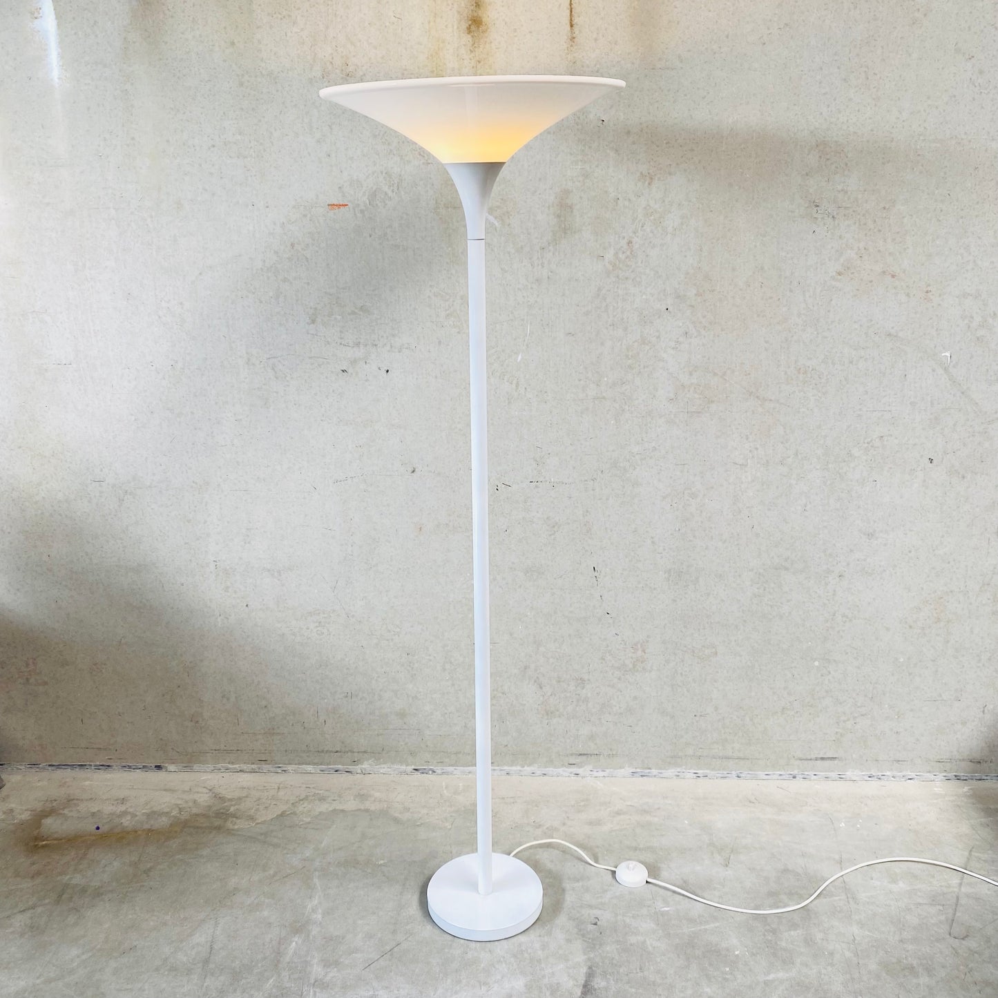 MID-CENTURY FLOOR LAMP WITH METAL BASE AND WHITE ACRYLIC TULIP TOP, 1970S