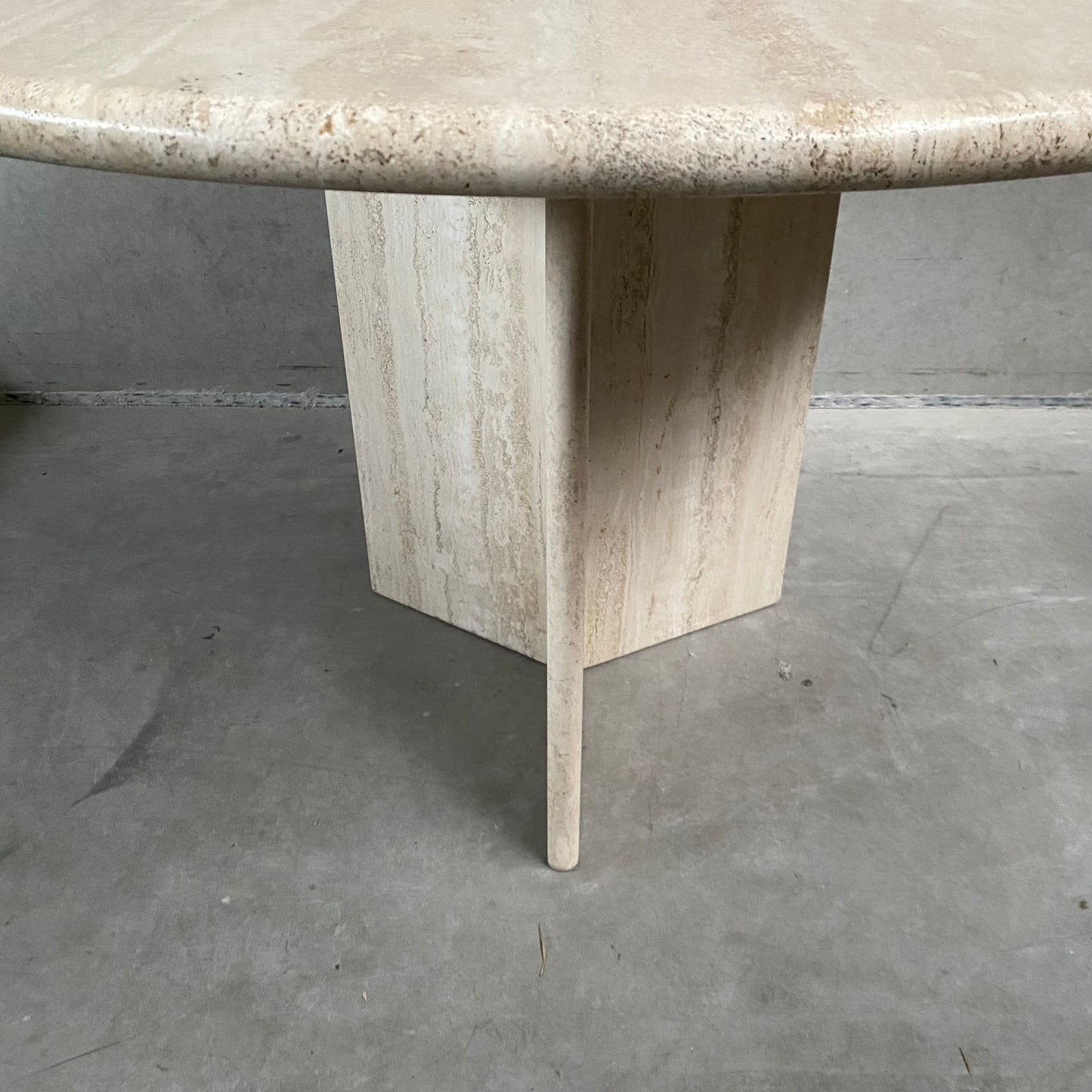 Runder Esstisch aus Travertin im italienischen Mid-Century-Design, Italien, 1970