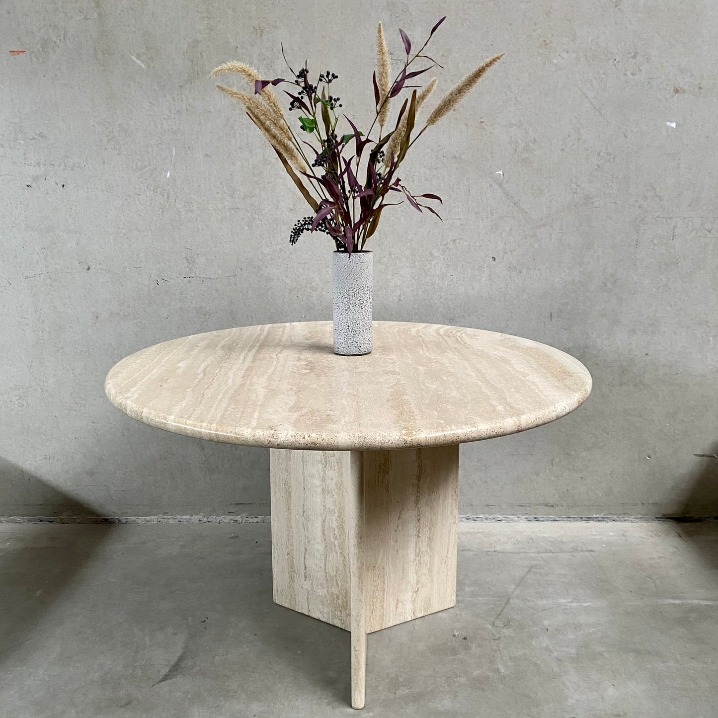 Runder Esstisch aus Travertin im italienischen Mid-Century-Design, Italien, 1970