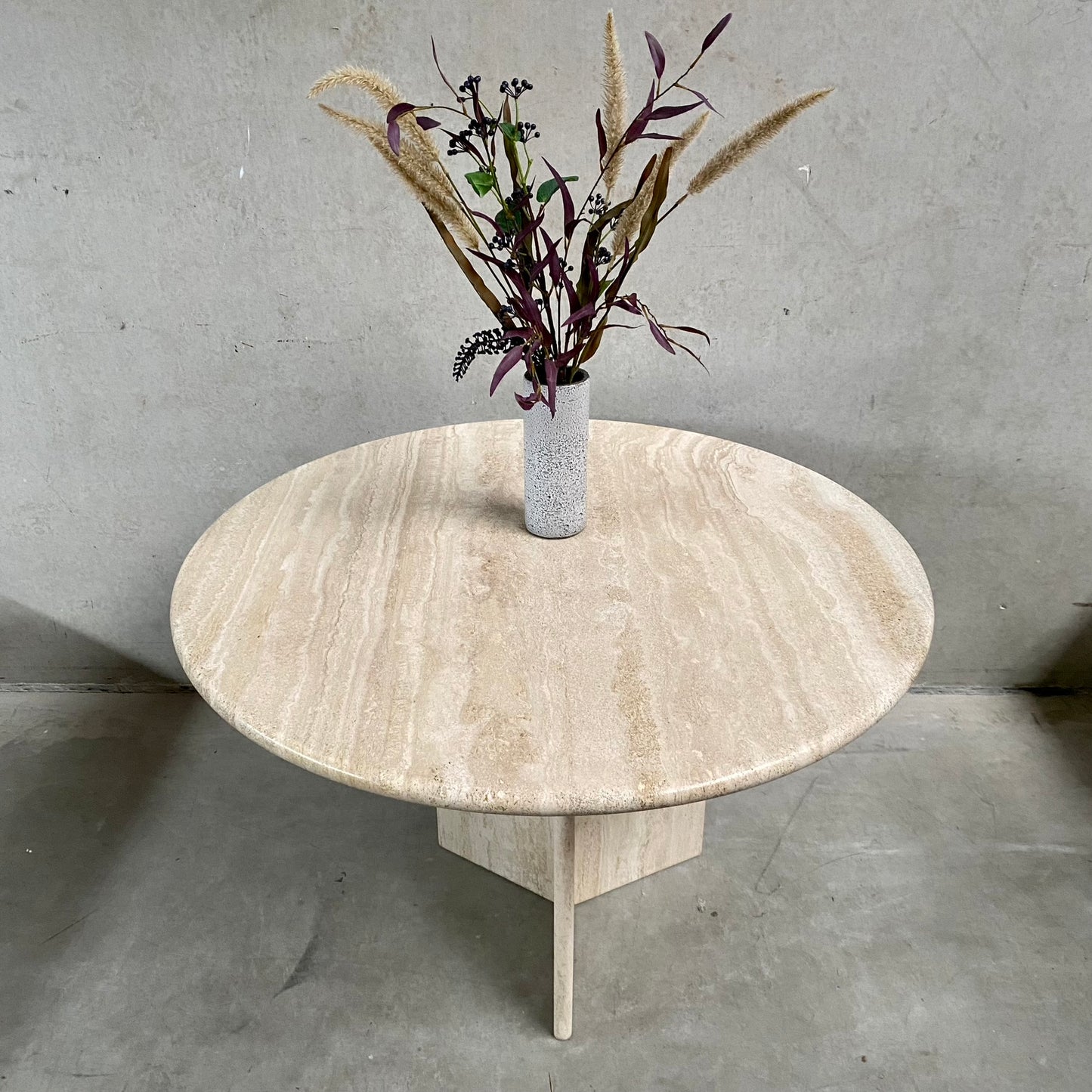 Runder Esstisch aus Travertin im italienischen Mid-Century-Design, Italien, 1970
