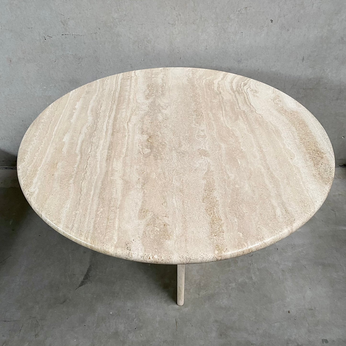 Runder Esstisch aus Travertin im italienischen Mid-Century-Design, Italien, 1970