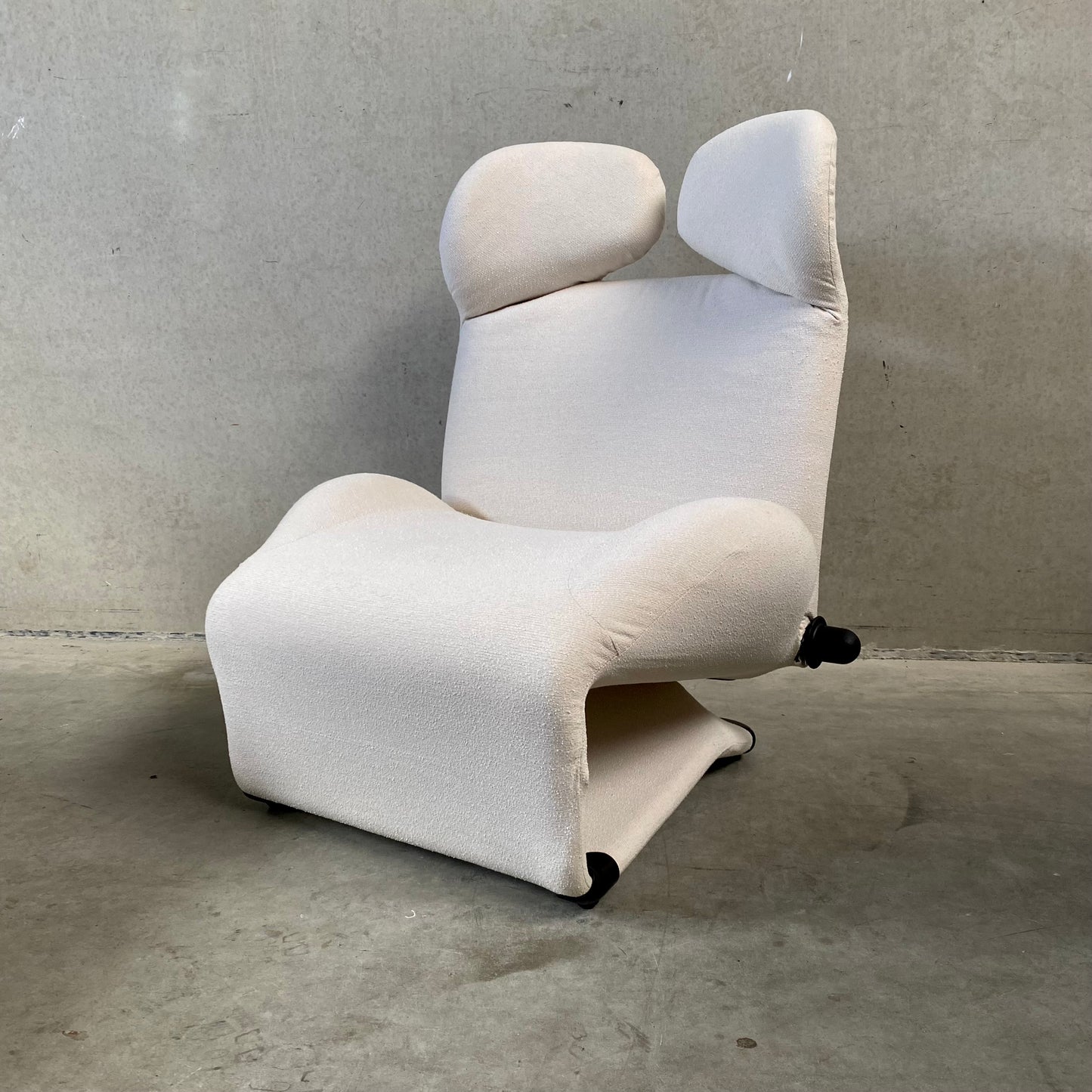 OFF WHITE 111 WINK CHAISE LONGUE BY TOSHIYUKI KITA FOR CASSINA, ITALY 1980s