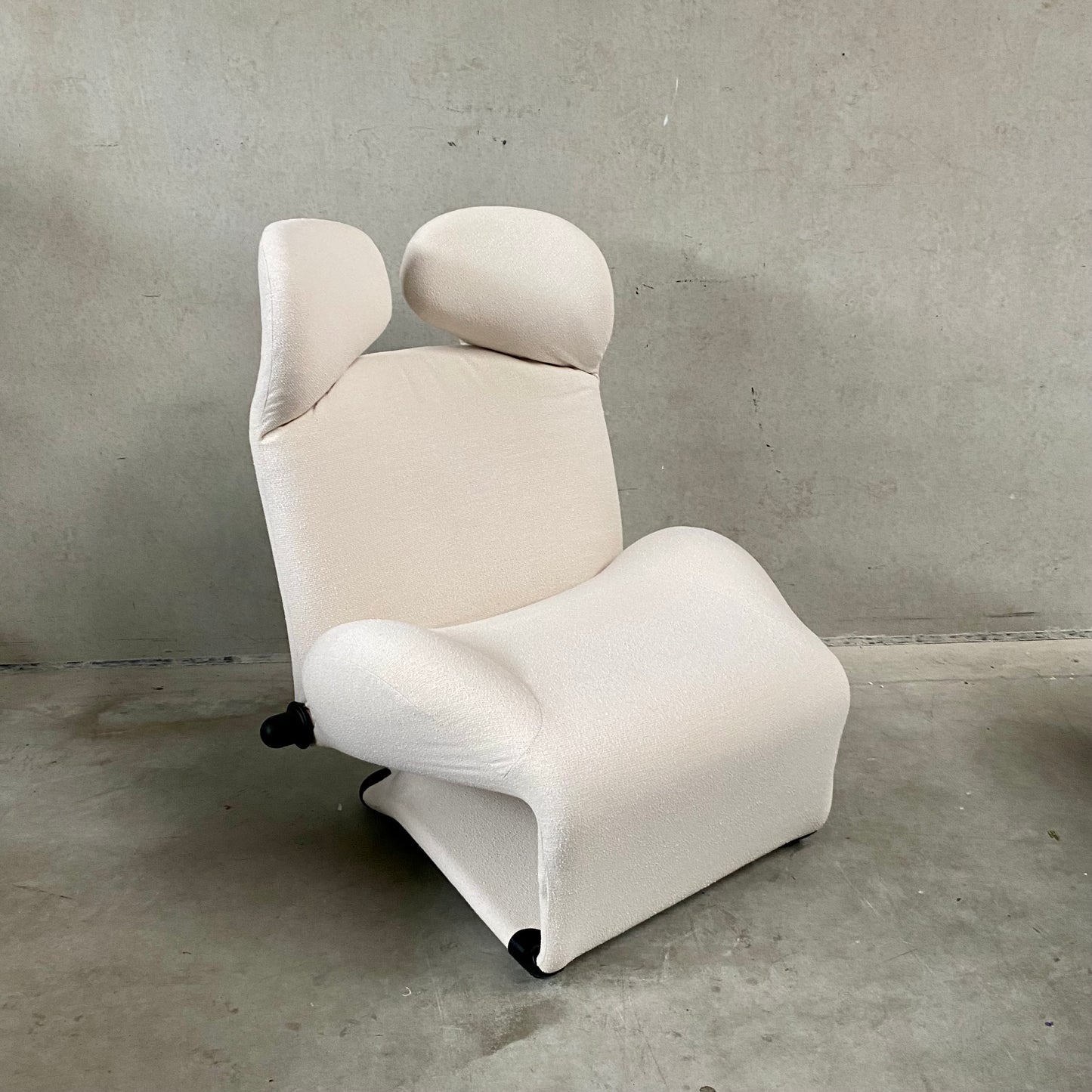 OFF WHITE 111 WINK CHAISE LONGUE BY TOSHIYUKI KITA FOR CASSINA, ITALY 1980s