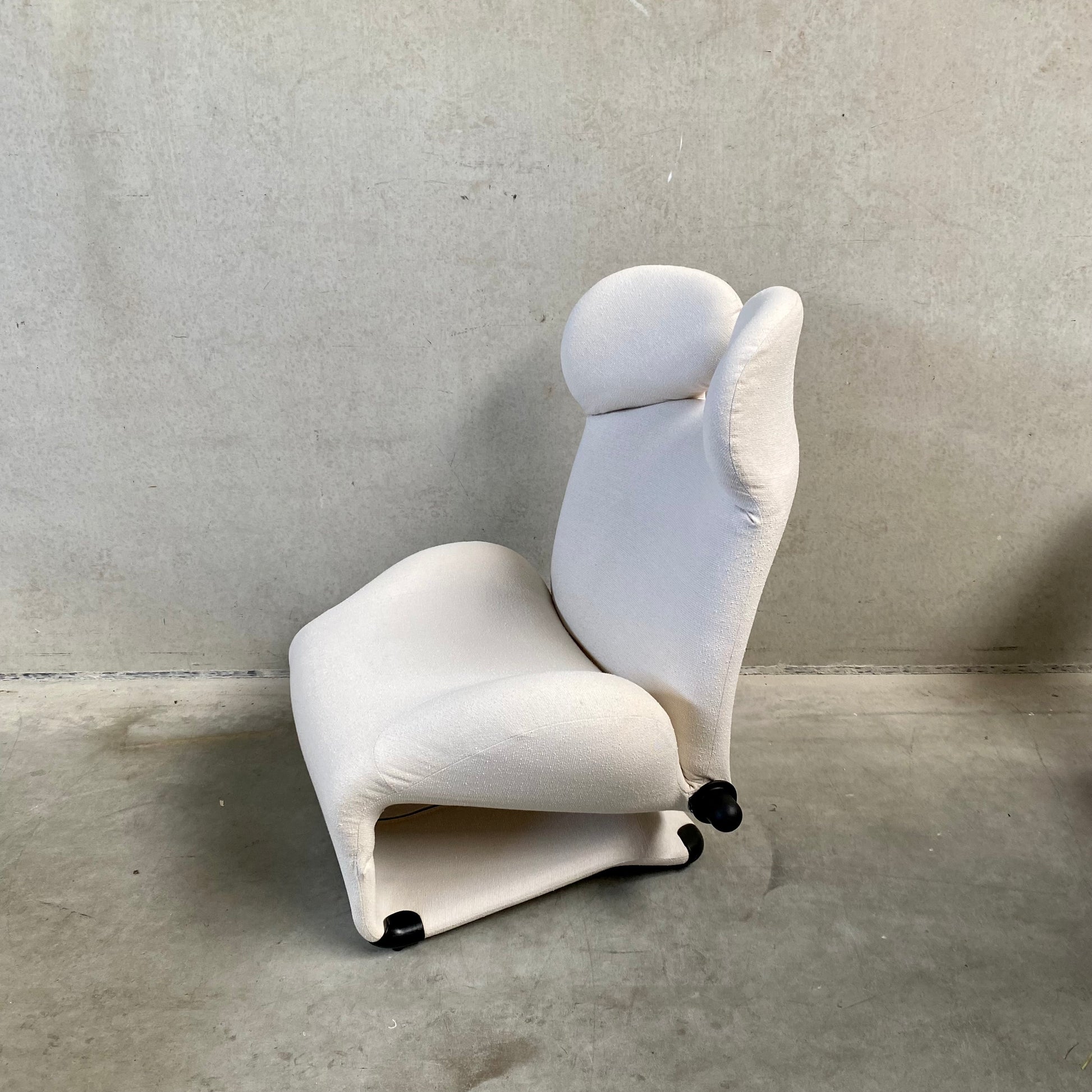 OFF WHITE 111 WINK CHAISE LONGUE BY TOSHIYUKI KITA FOR CASSINA, ITALY 1980s