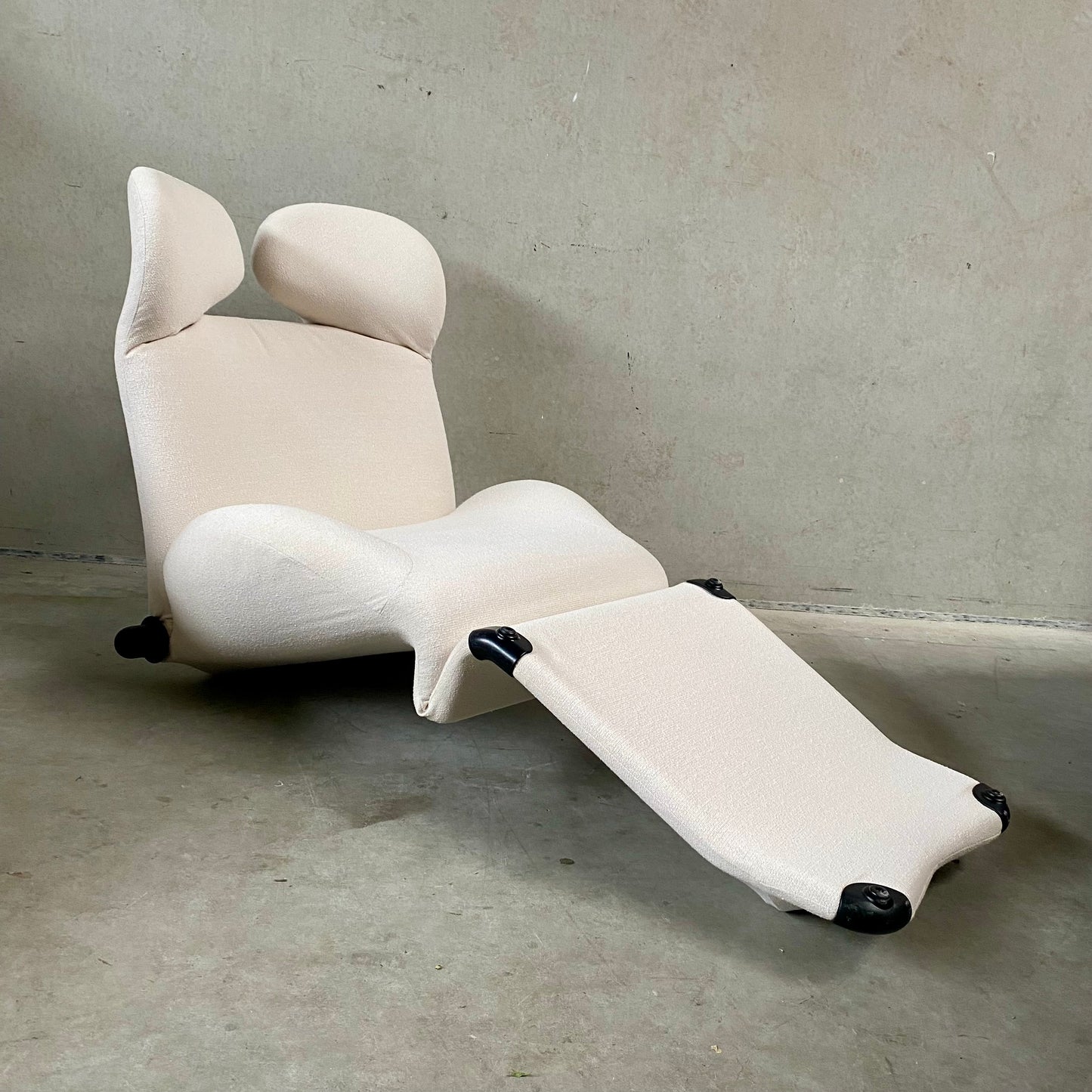 OFF WHITE 111 WINK CHAISE LONGUE BY TOSHIYUKI KITA FOR CASSINA, ITALY 1980s