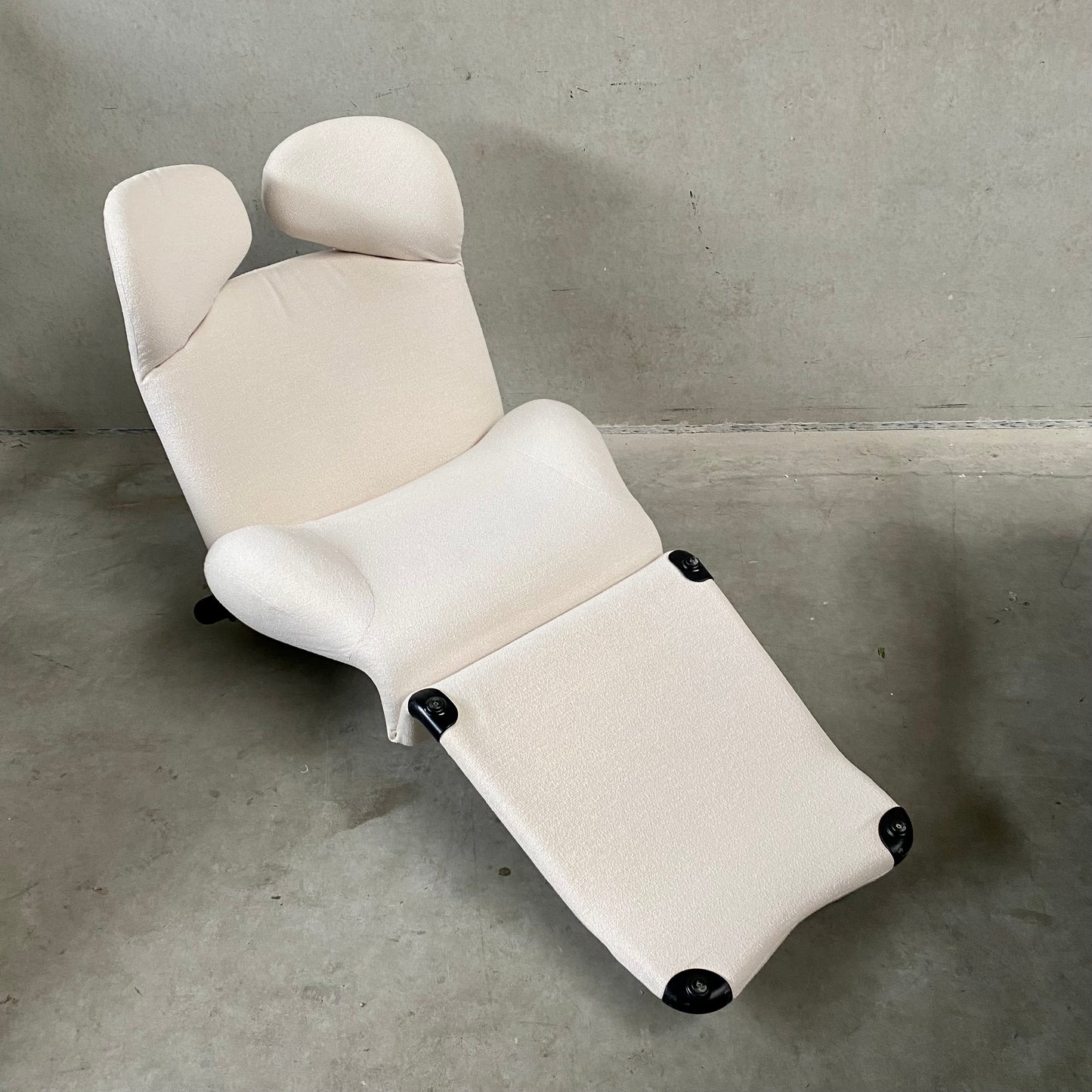 OFF WHITE 111 WINK CHAISE LONGUE BY TOSHIYUKI KITA FOR CASSINA, ITALY 1980s