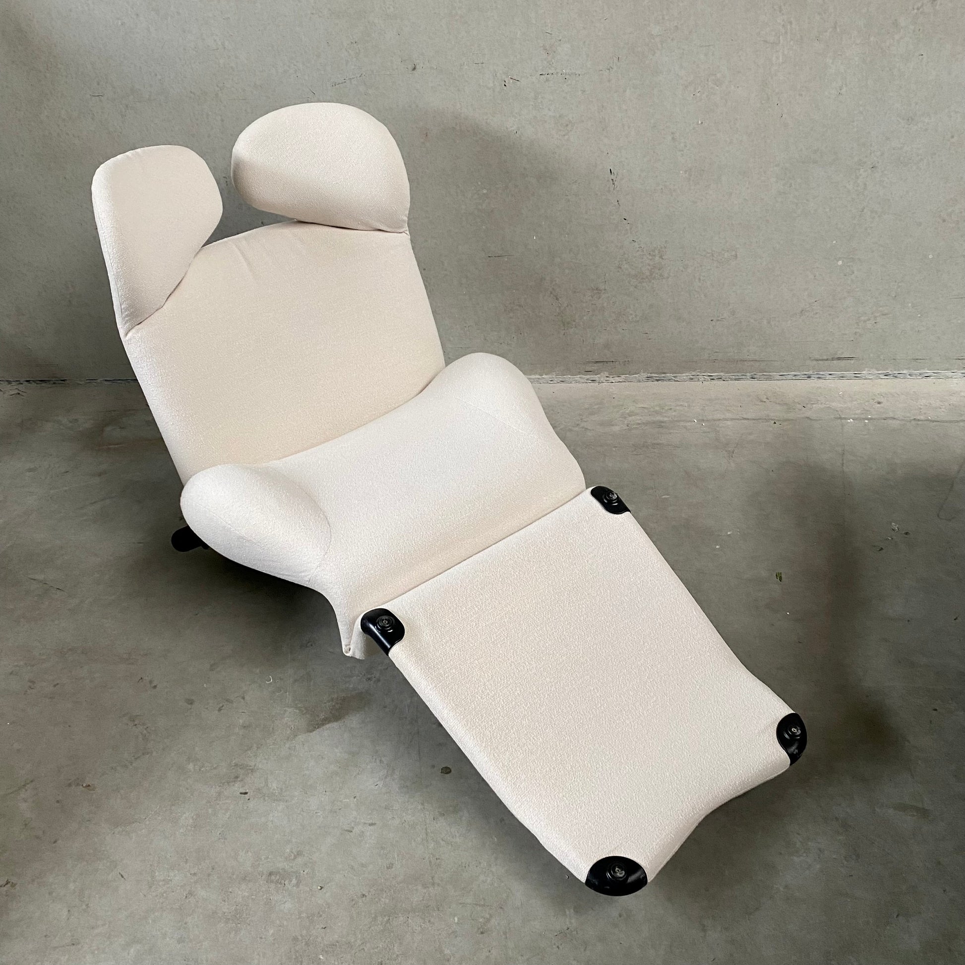 OFF WHITE 111 WINK CHAISE LONGUE BY TOSHIYUKI KITA FOR CASSINA, ITALY 1980s