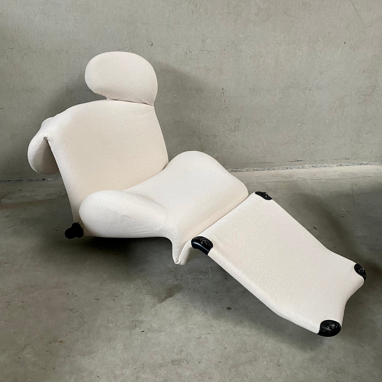 OFF WHITE 111 WINK CHAISE LONGUE BY TOSHIYUKI KITA FOR CASSINA, ITALY 1980s