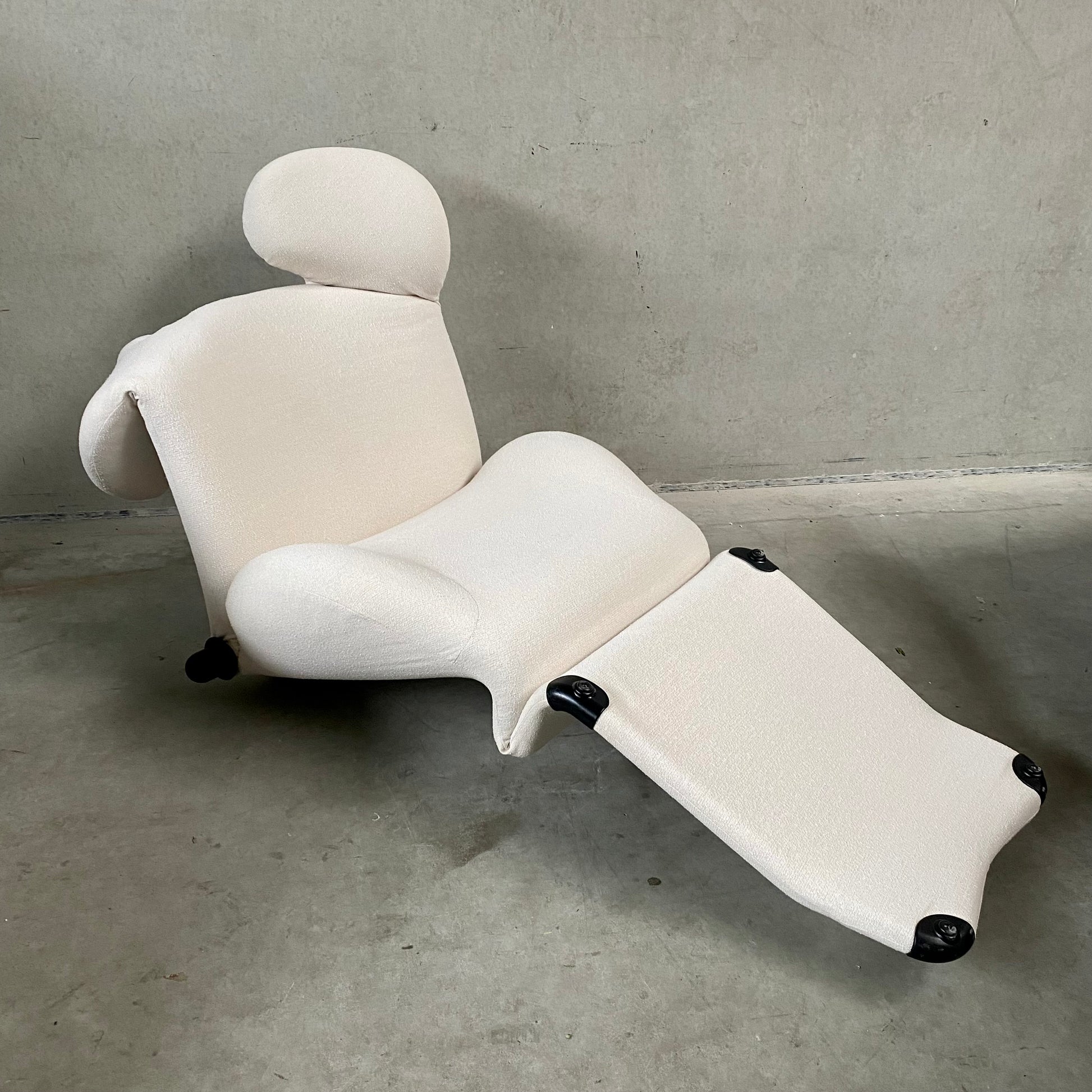 OFF WHITE 111 WINK CHAISE LONGUE BY TOSHIYUKI KITA FOR CASSINA, ITALY 1980s