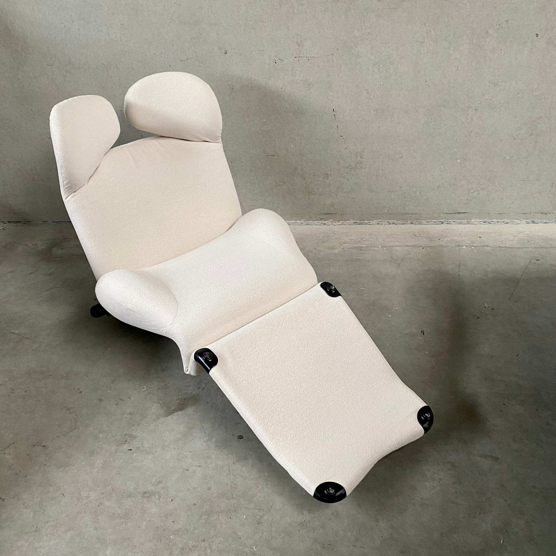 OFF WHITE 111 WINK CHAISE LONGUE BY TOSHIYUKI KITA FOR CASSINA, ITALY 1980s