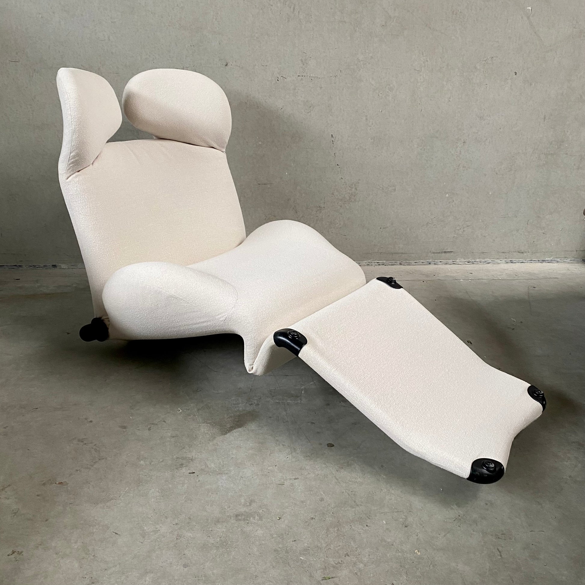 OFF WHITE 111 WINK CHAISE LONGUE BY TOSHIYUKI KITA FOR CASSINA, ITALY 1980s