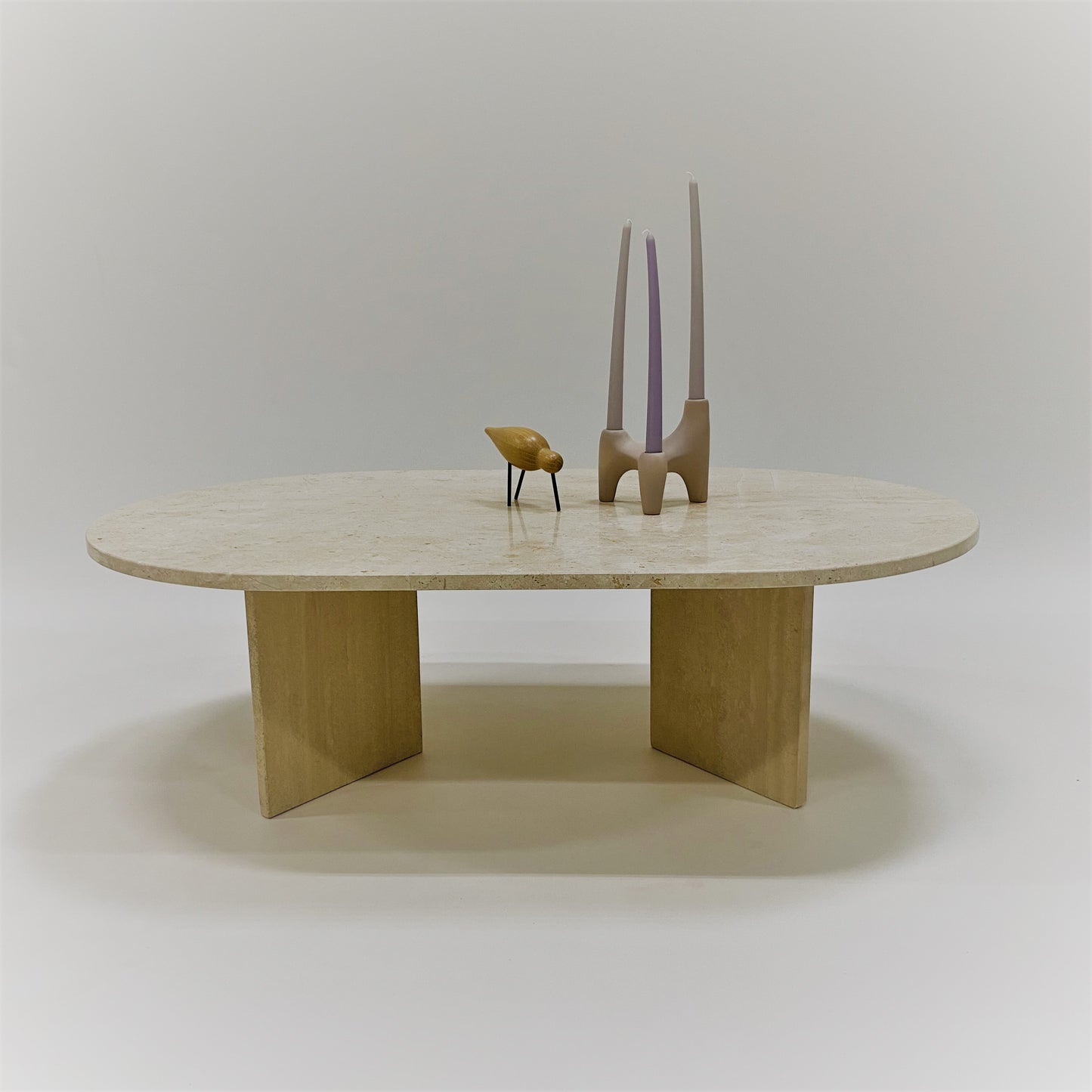 Ovaler Couchtisch aus Travertin im italienischen Design, Italien, 1970
