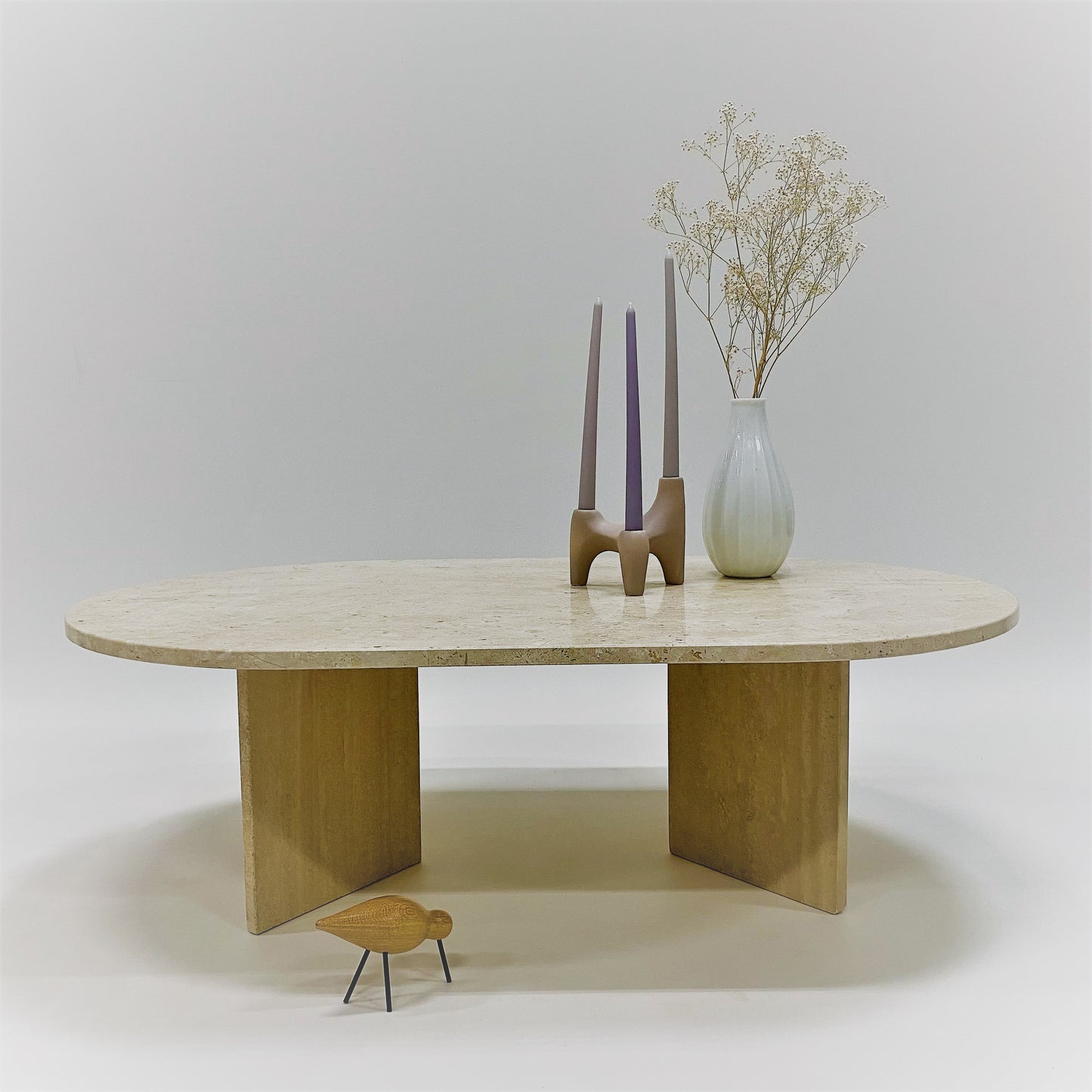 Ovaler Couchtisch aus Travertin im italienischen Design, Italien, 1970