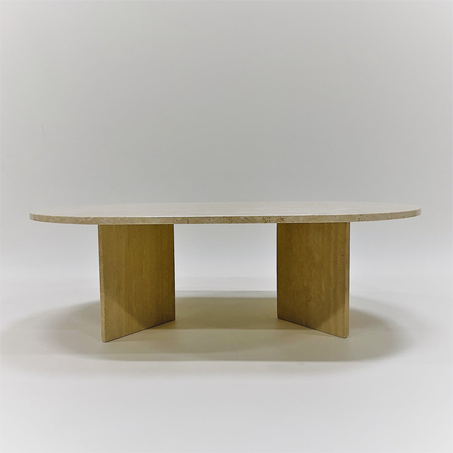 Ovaler Couchtisch aus Travertin im italienischen Design, Italien, 1970