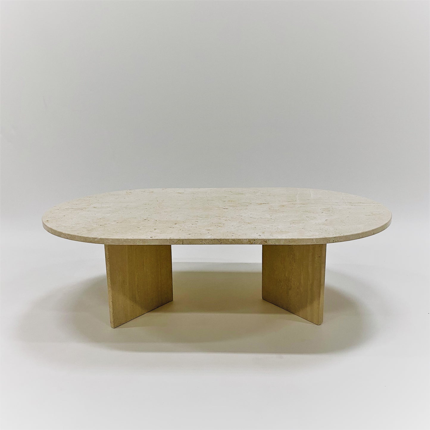 Ovaler Couchtisch aus Travertin im italienischen Design, Italien, 1970