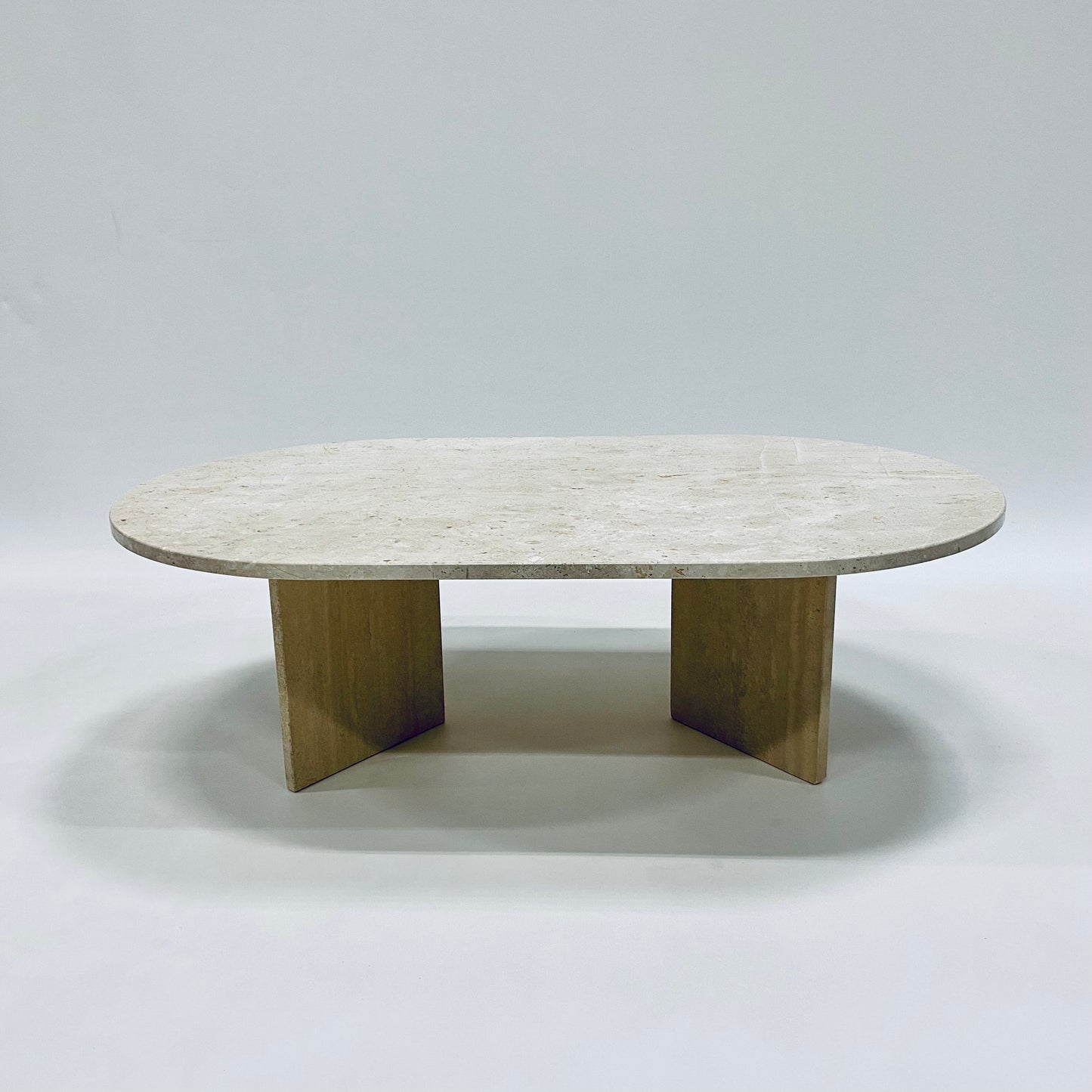 Ovaler Couchtisch aus Travertin im italienischen Design, Italien, 1970