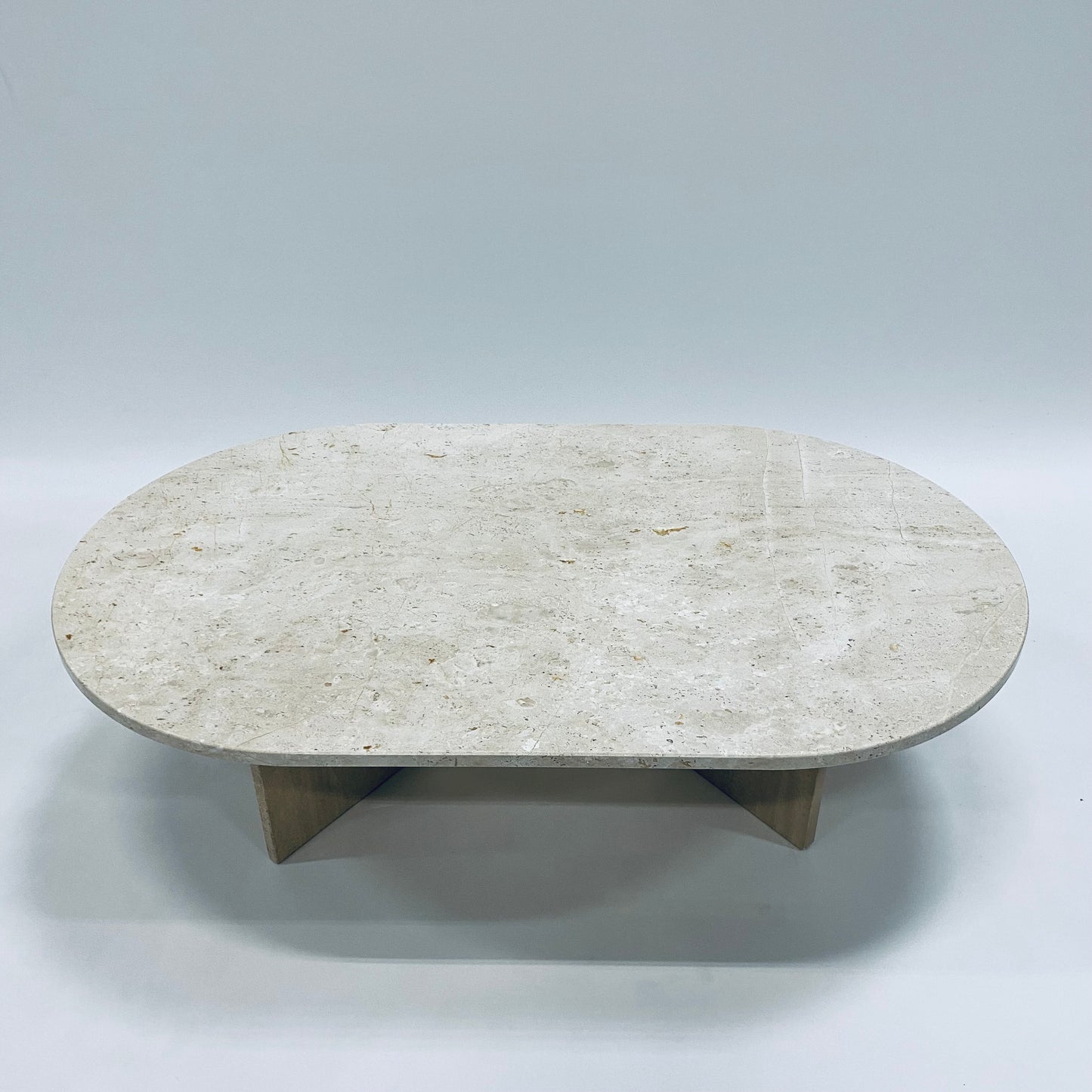 Ovaler Couchtisch aus Travertin im italienischen Design, Italien, 1970